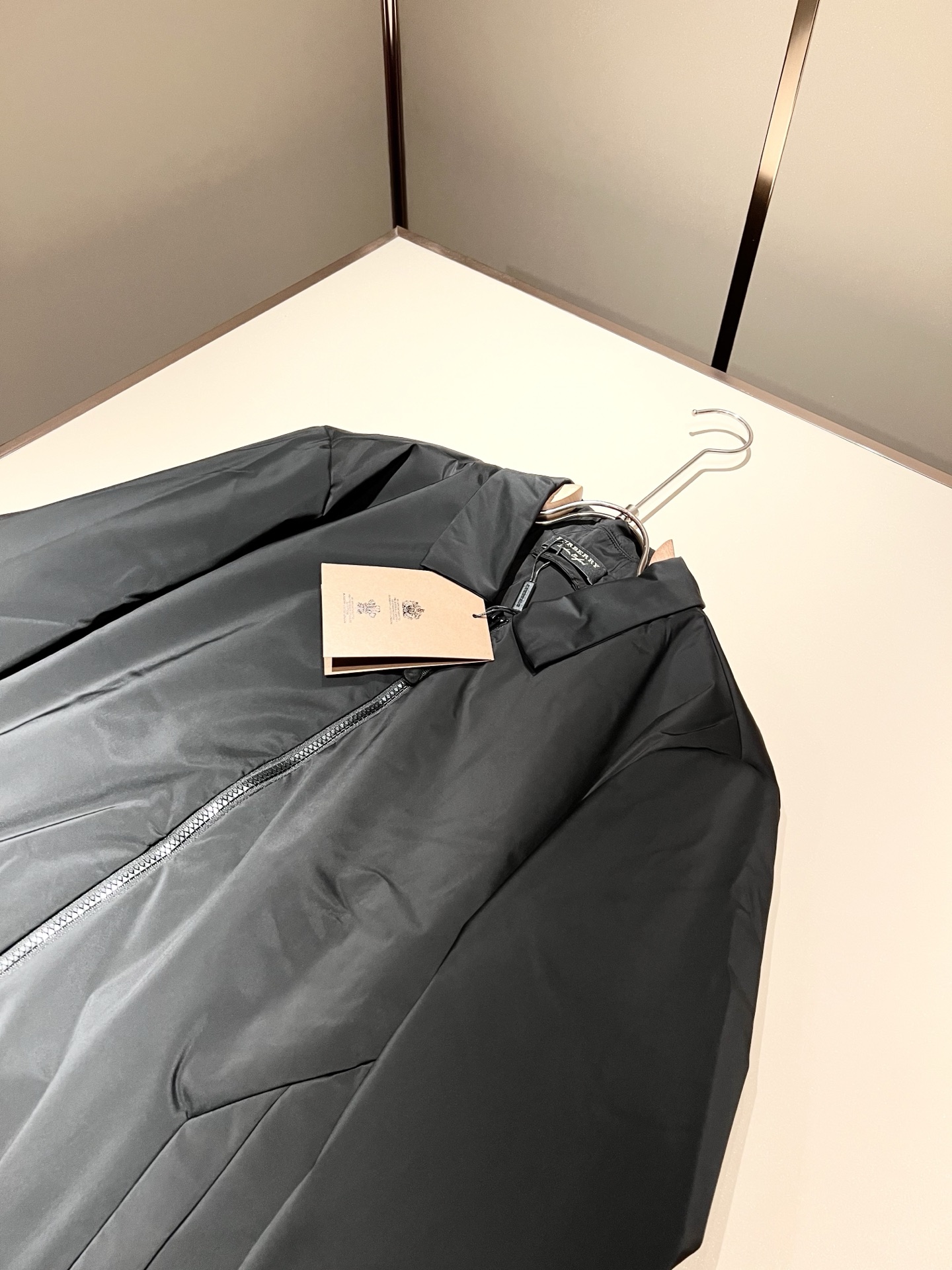 BURBER*Y巴*莉2025秋冬新品夹克外套重磅来袭，最近比较火热的环保聚酯纤维面料制作而成，高端户外