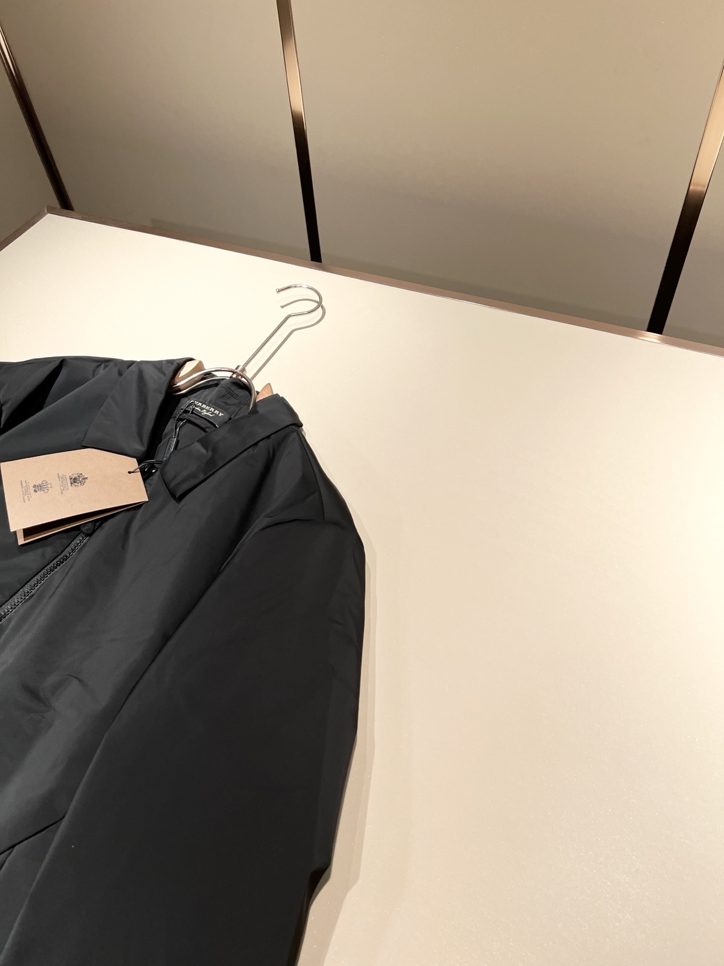 BURBER*Y巴*莉2025秋冬新品夹克外套重磅来袭，最近比较火热的环保聚酯纤维面料制作而成，高端户外