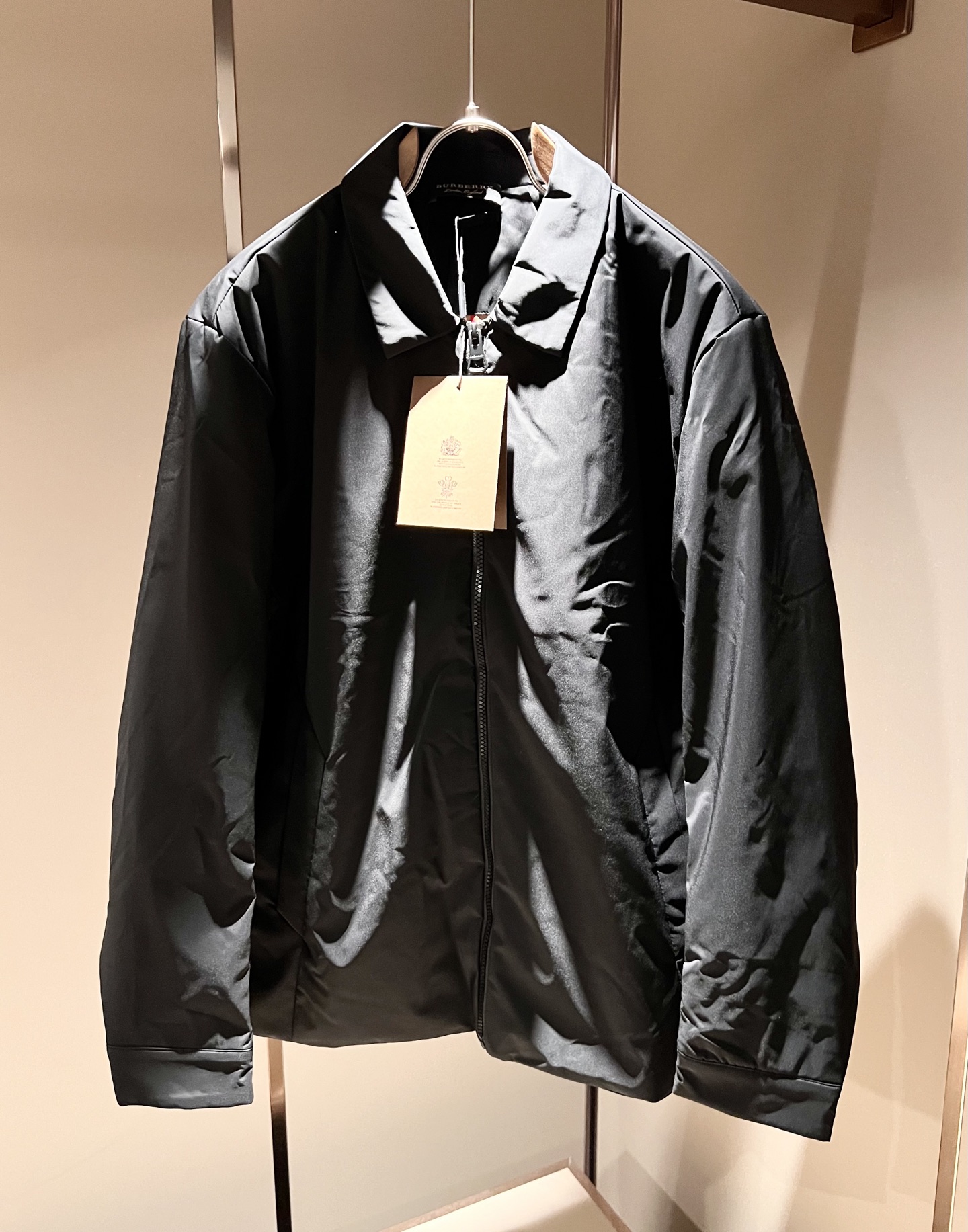 NO:596018,BURBER*Y's new 2025 autumn and winter jackets are here. Made of the recently popular environmentally friendly polyester fiber fabric, it is a high-end outdoor sports and leisure series, a very hot sports trend!  The latest special material developed by BUR, memory fabric is also called memory cloth, which refers to fabrics with morphological memory function. It instantly beats all versions on the market. It can only be said that it is not on the same level at all. No matter in terms of material, detail restoration and craftsmanship, we are not afraid of any challenges, just to provide everyone with wonderful products.  As always, consistent, a style that implements BUR's core concept tightly binds plaid and fashion, always maintaining a perfect, simple but not simple design style, which perfectly meets your daily needs. Sizes: M-3XL, burberry, jackets  & coats,jackets & coats,alexander wang19860909BURBER*Y巴*莉2025秋冬新品夹克外套重磅来袭,最近比较火热的环保聚酯纤维面料制作而成,高端户外运动休闲系列,非常火热运动风潮！BUR最新研发的特殊材质,记忆面料也叫记忆布,是指具有形态记忆功能的面料,秒杀市面上一切版本,只能说根本就不是一个级别的存在,不管是材质还是细节还原度以及工艺制作方面,不惧任何挑战,只为给大家奉献绝妙产物一如既往,始终如一,贯彻了BUR核心理念的一个款式将格纹与时尚紧紧的捆绑在一起,时刻保持完美,简约而不简单的的设计风格,完美的满足了你日常所需要的穿搭.尺码:M-3XL,,burberry,jackets & coats,jackets & coats,alexander wang,Men's clothing