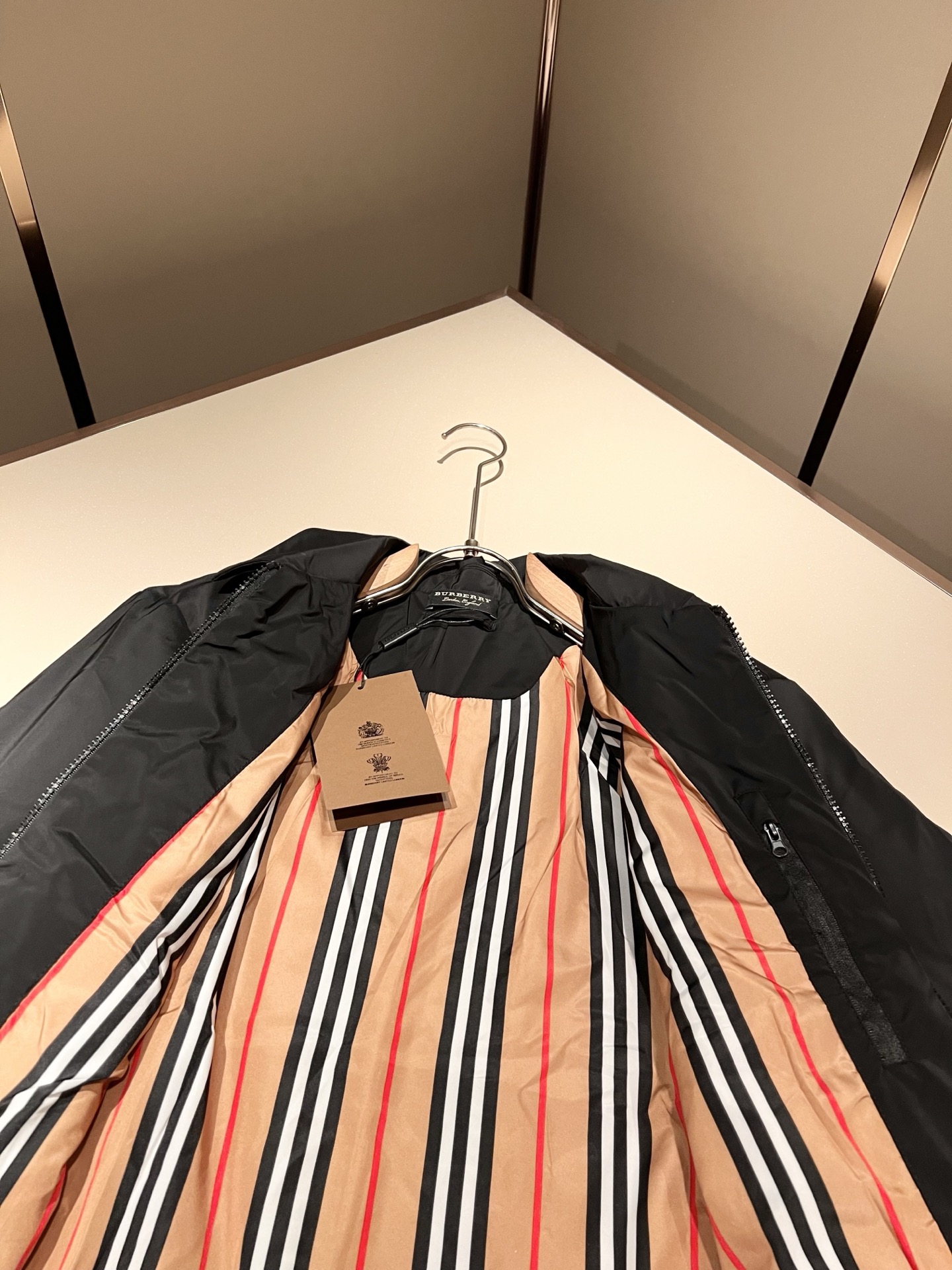 BURBER*Y巴*莉2025秋冬新品夹克外套重磅来袭，最近比较火热的环保聚酯纤维面料制作而成，高端户外