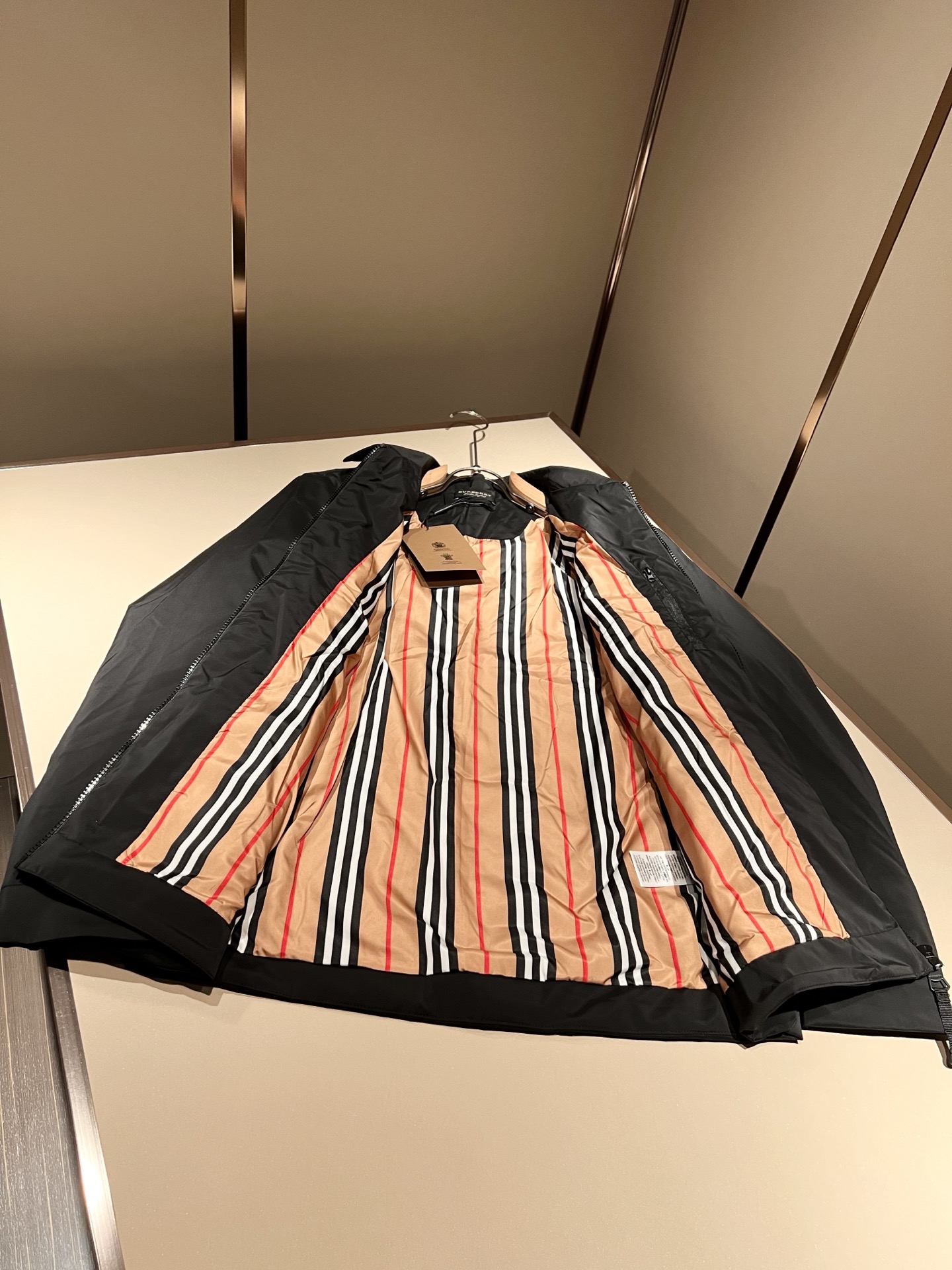 BURBER*Y巴*莉2025秋冬新品夹克外套重磅来袭，最近比较火热的环保聚酯纤维面料制作而成，高端户外