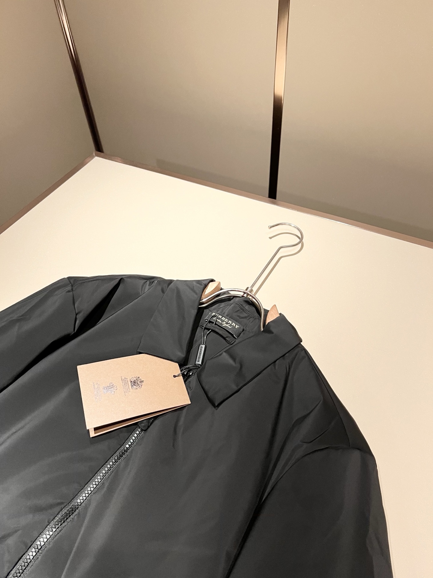 BURBER*Y巴*莉2025秋冬新品夹克外套重磅来袭，最近比较火热的环保聚酯纤维面料制作而成，高端户外