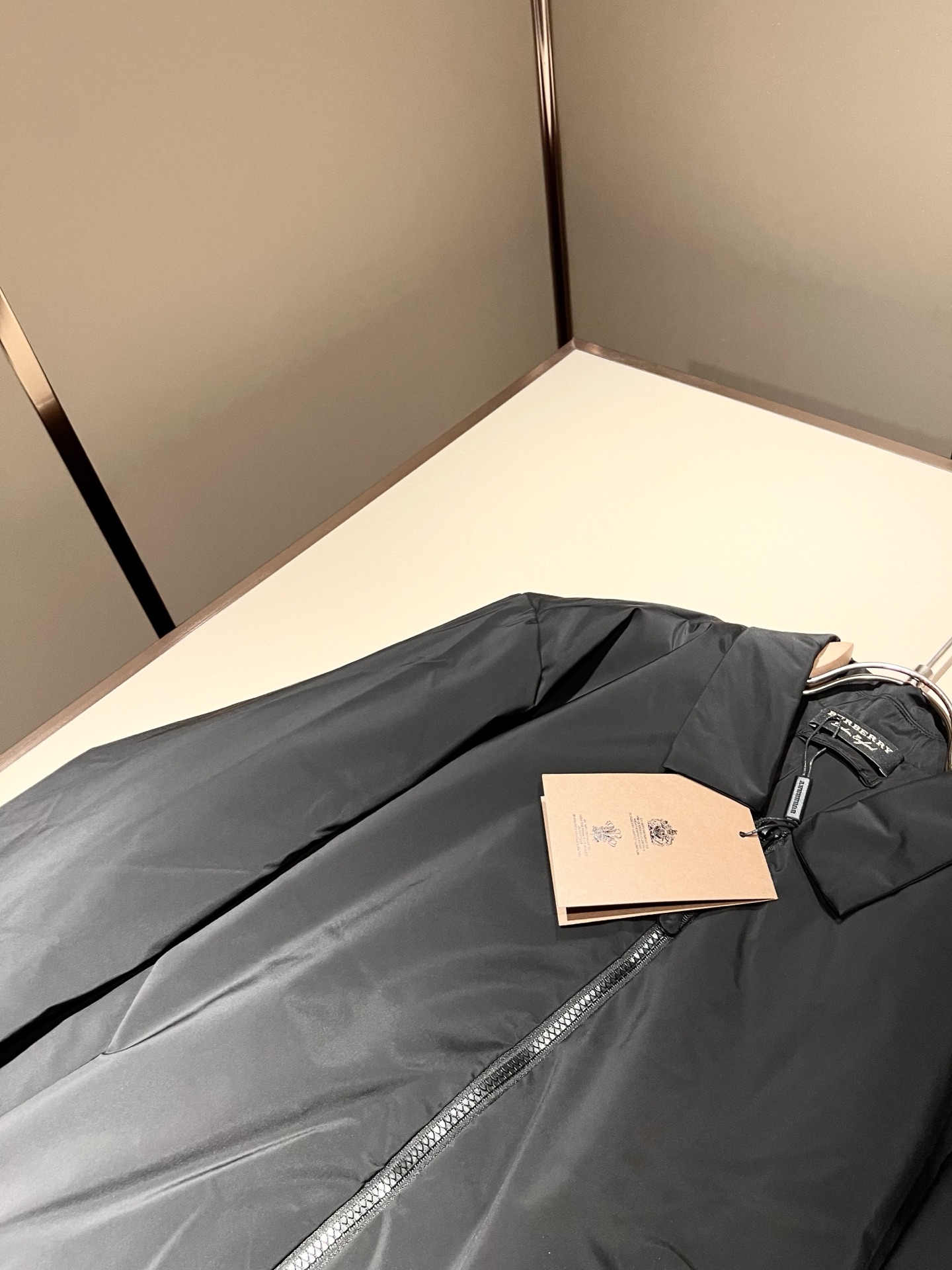 BURBER*Y巴*莉2025秋冬新品夹克外套重磅来袭，最近比较火热的环保聚酯纤维面料制作而成，高端户外