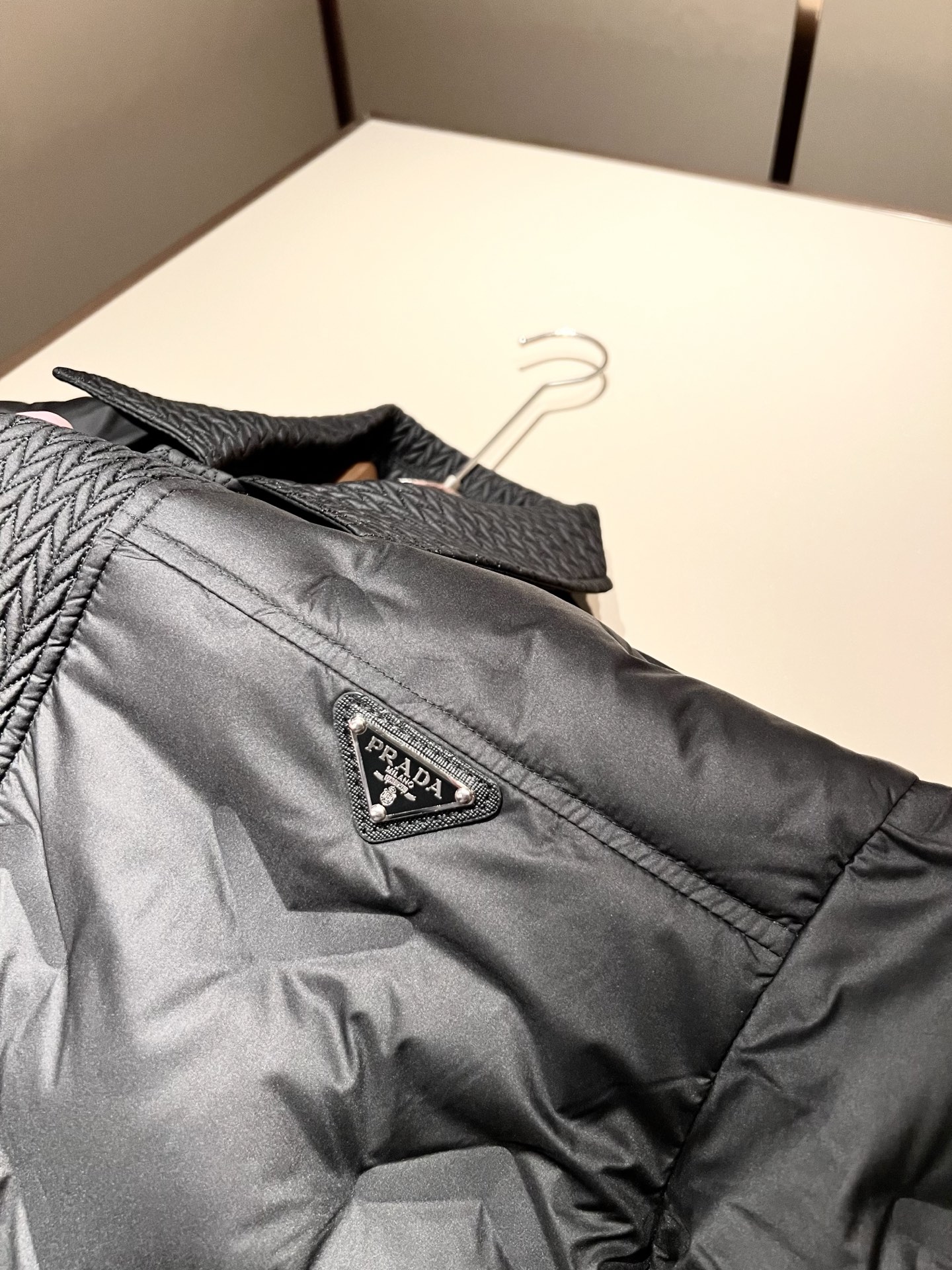Prad*a 普*达2025秋冬男女同款👫羽绒服外套，现货 Prad* 羽绒面料夹克 防水羽绒服保暖外套