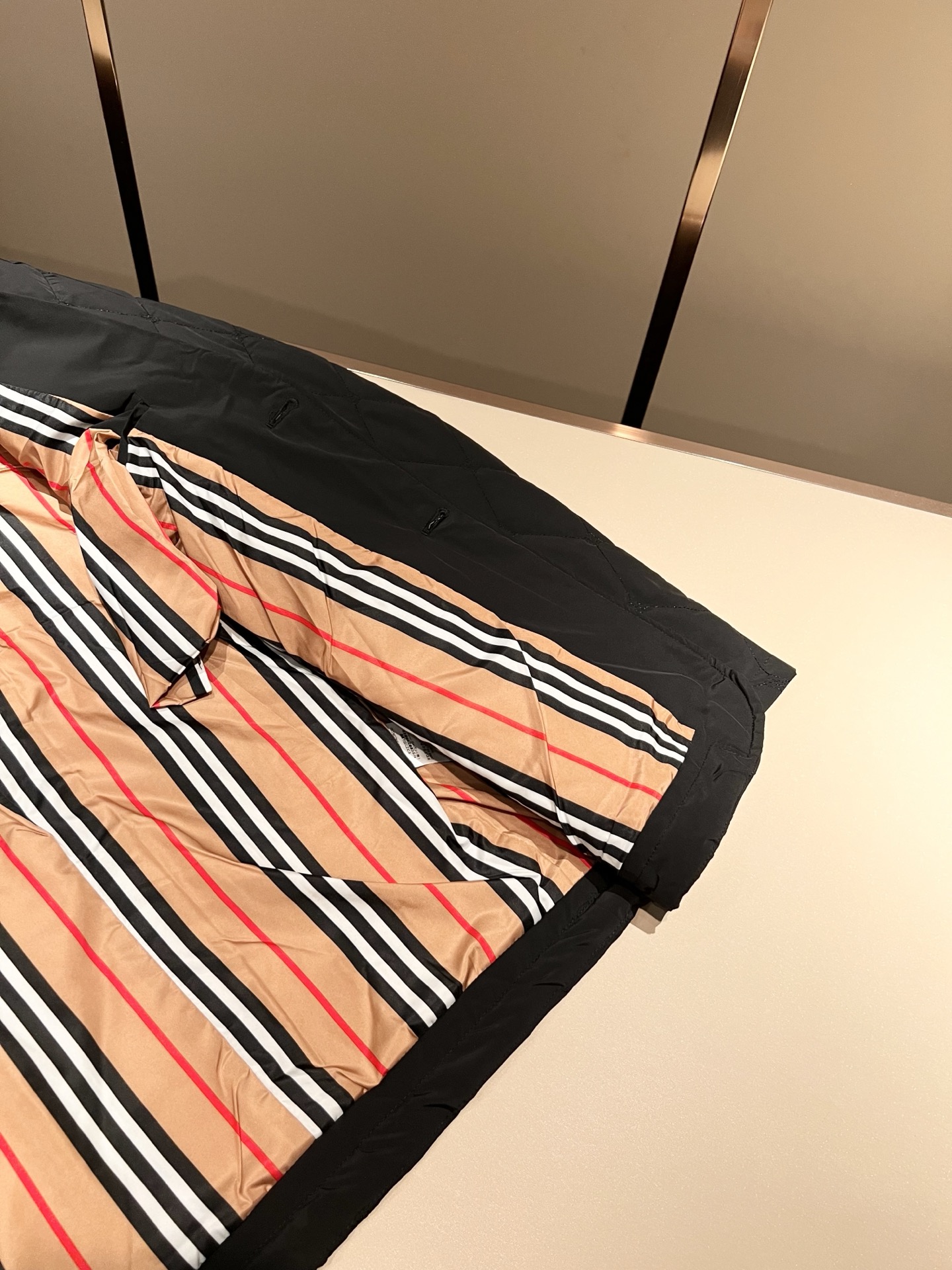 BURBER*Y巴*莉2025秋冬新品棉服夹克外套重磅来袭，最近比较火热聚酯纤维面料制作而成，高端户外运