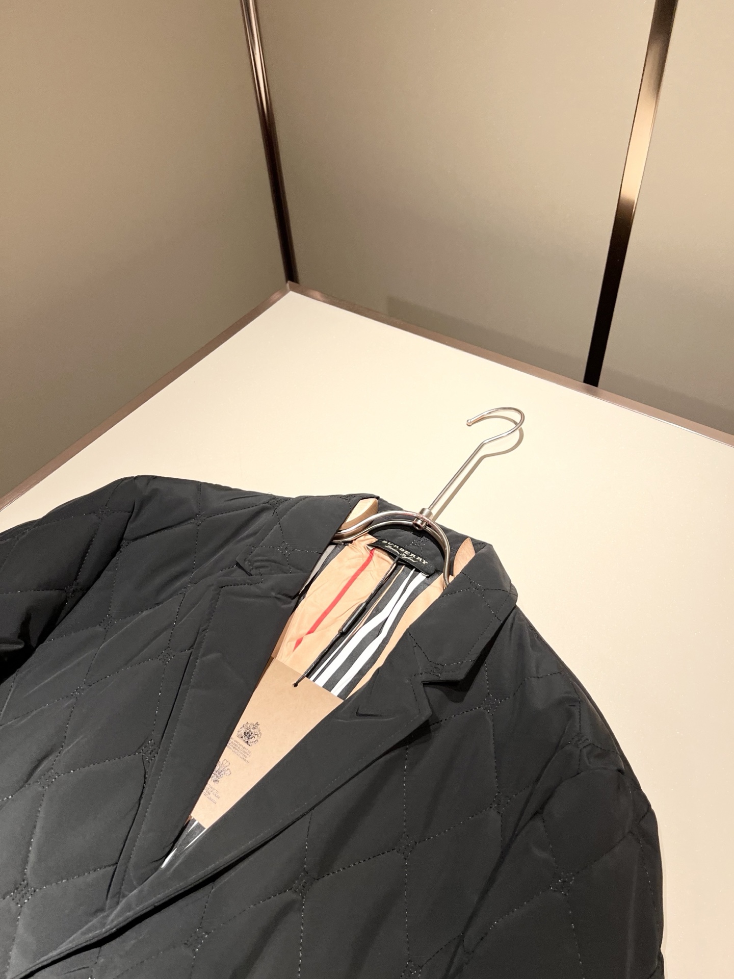 BURBER*Y巴*莉2025秋冬新品棉服夹克外套重磅来袭，最近比较火热聚酯纤维面料制作而成，高端户外运