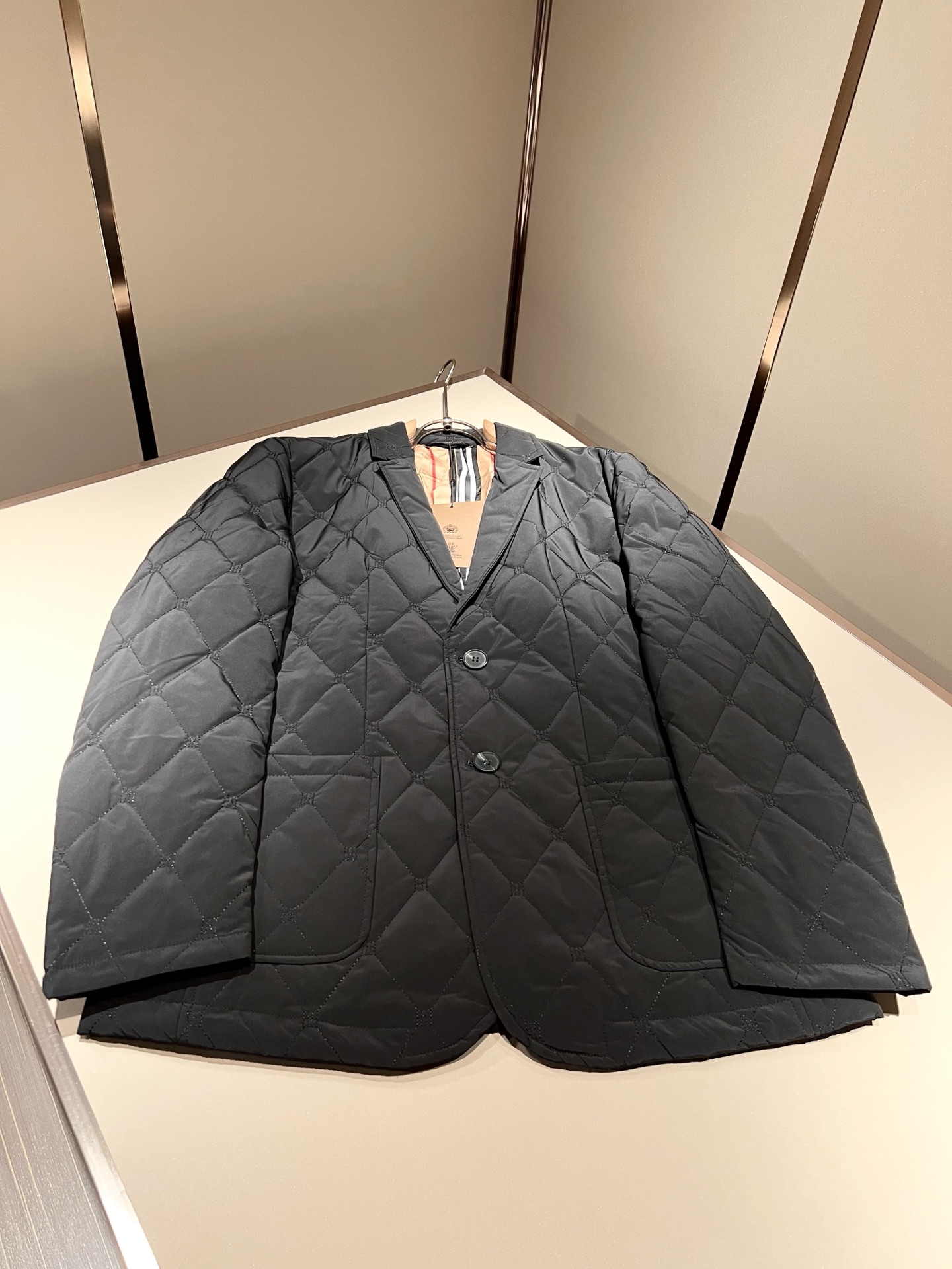 BURBER*Y巴*莉2025秋冬新品棉服夹克外套重磅来袭，最近比较火热聚酯纤维面料制作而成，高端户外运