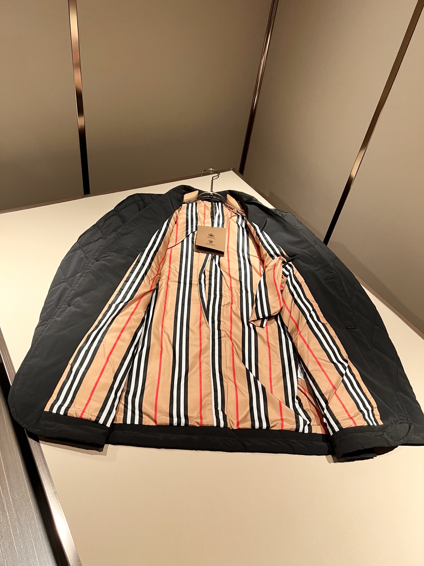 BURBER*Y巴*莉2025秋冬新品棉服夹克外套重磅来袭，最近比较火热聚酯纤维面料制作而成，高端户外运