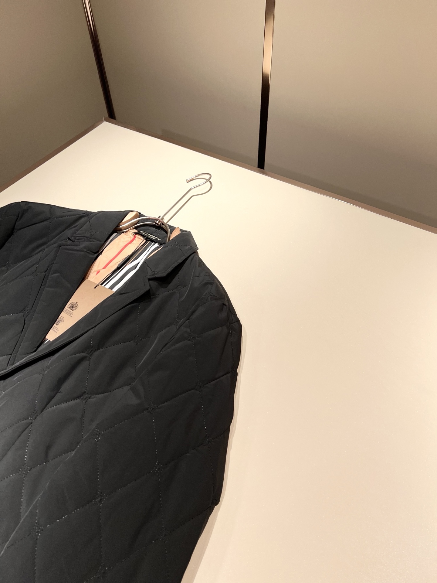 BURBER*Y巴*莉2025秋冬新品棉服夹克外套重磅来袭，最近比较火热聚酯纤维面料制作而成，高端户外运