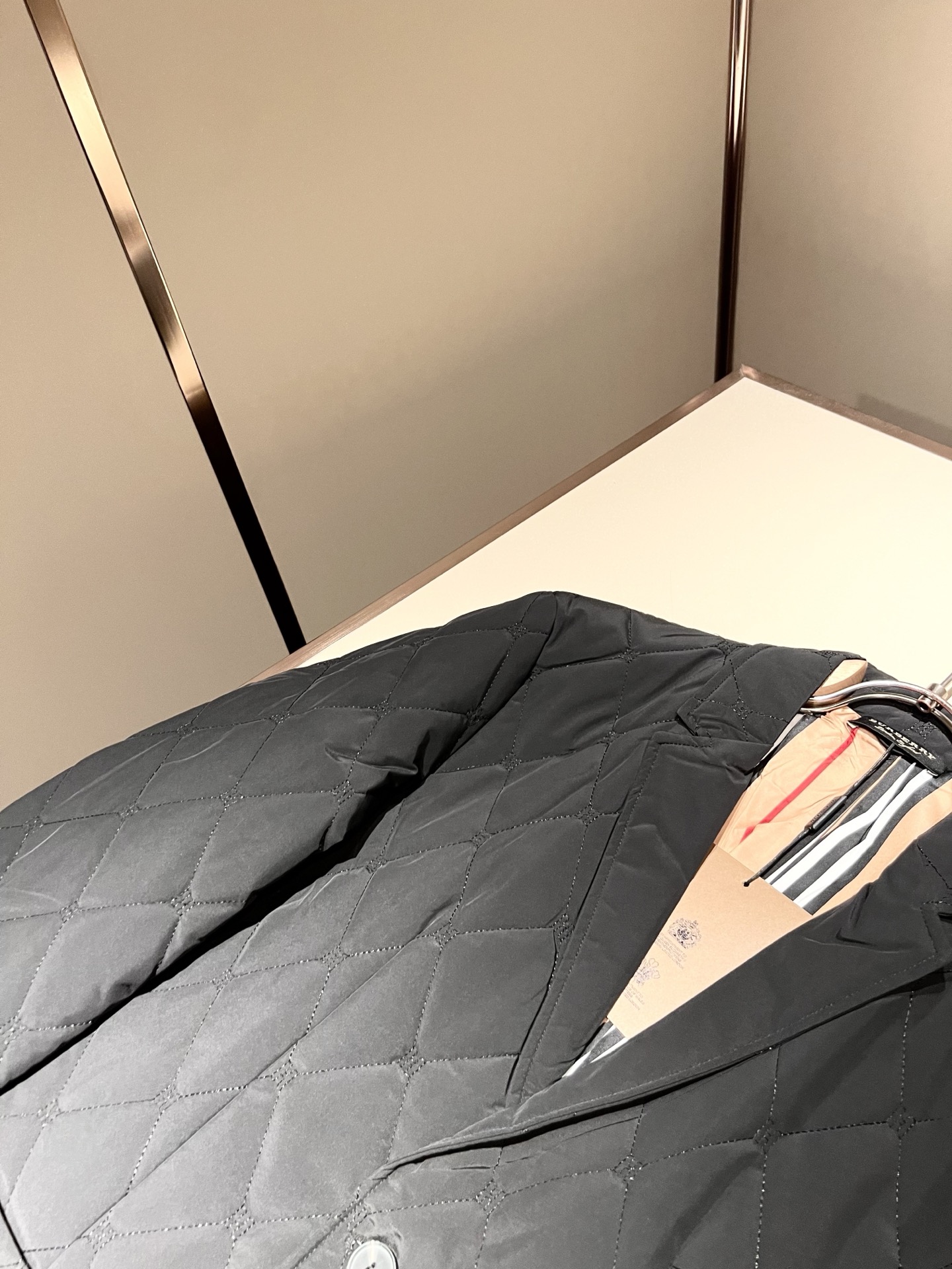 BURBER*Y巴*莉2025秋冬新品棉服夹克外套重磅来袭，最近比较火热聚酯纤维面料制作而成，高端户外运