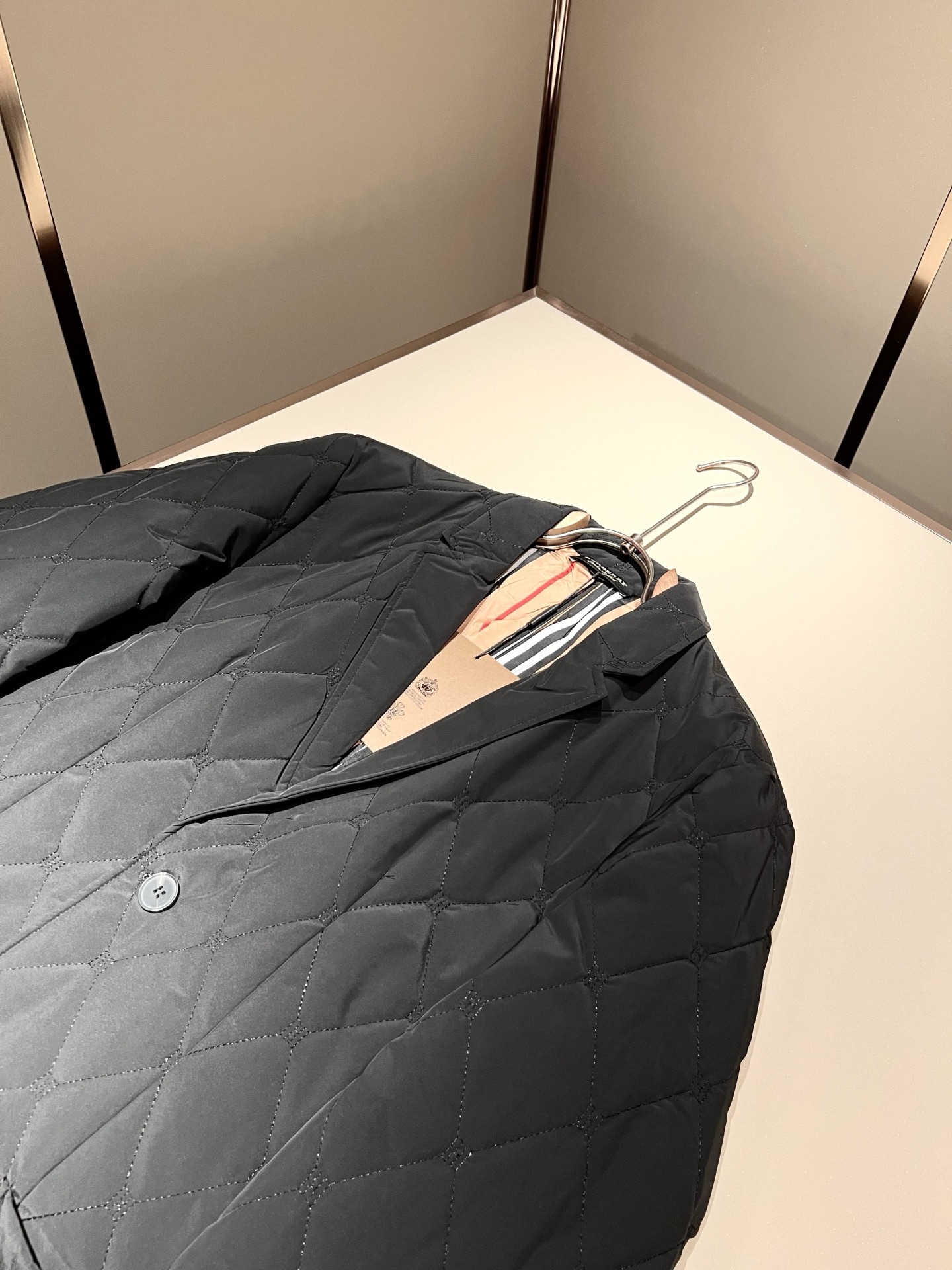 BURBER*Y巴*莉2025秋冬新品棉服夹克外套重磅来袭，最近比较火热聚酯纤维面料制作而成，高端户外运