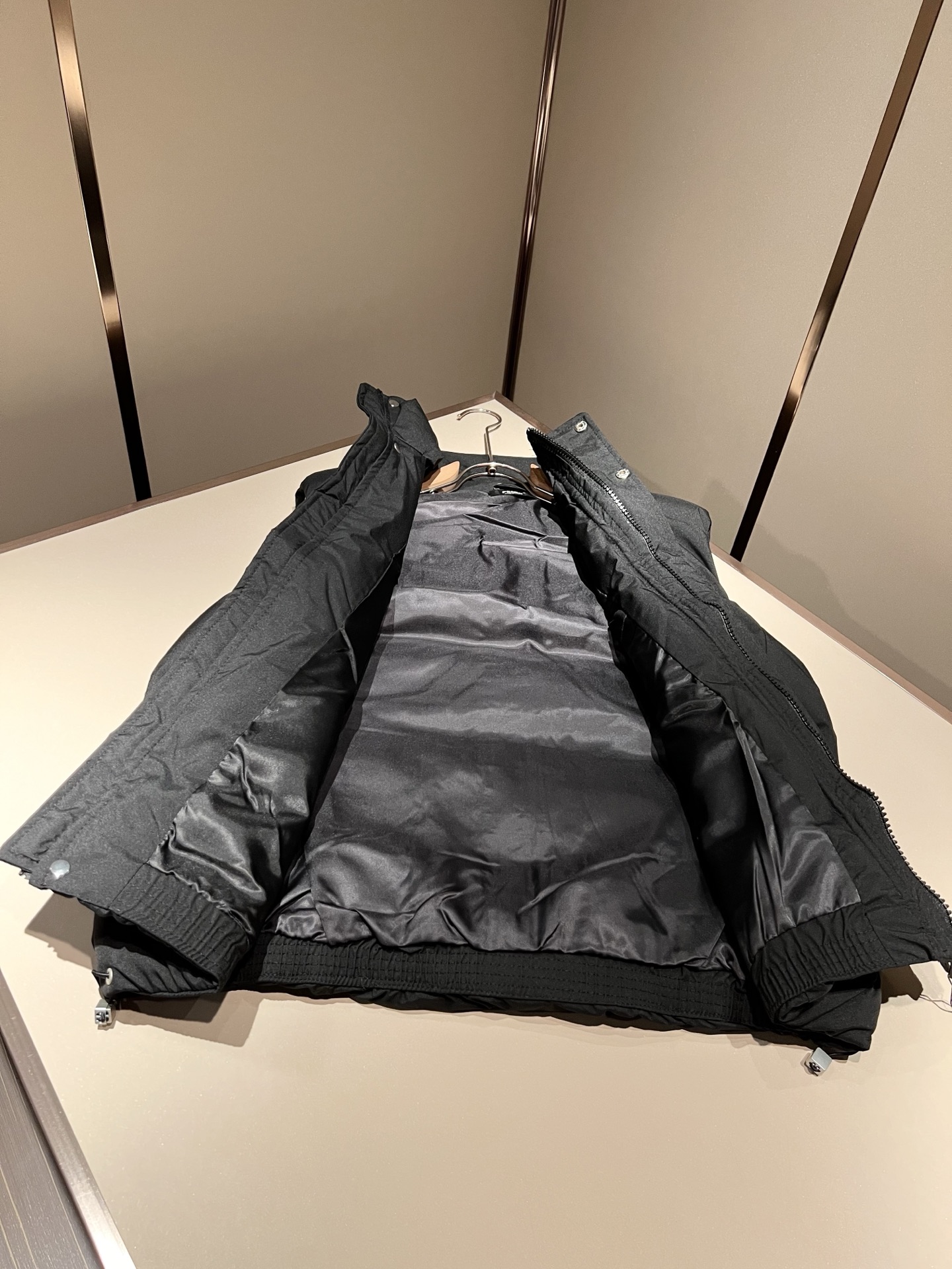 Fen*di芬*迪 原单代购精品 2025秋冬官网最新款男女同款👫羽绒马甲外套，原版订制客供聚酯纤维面料