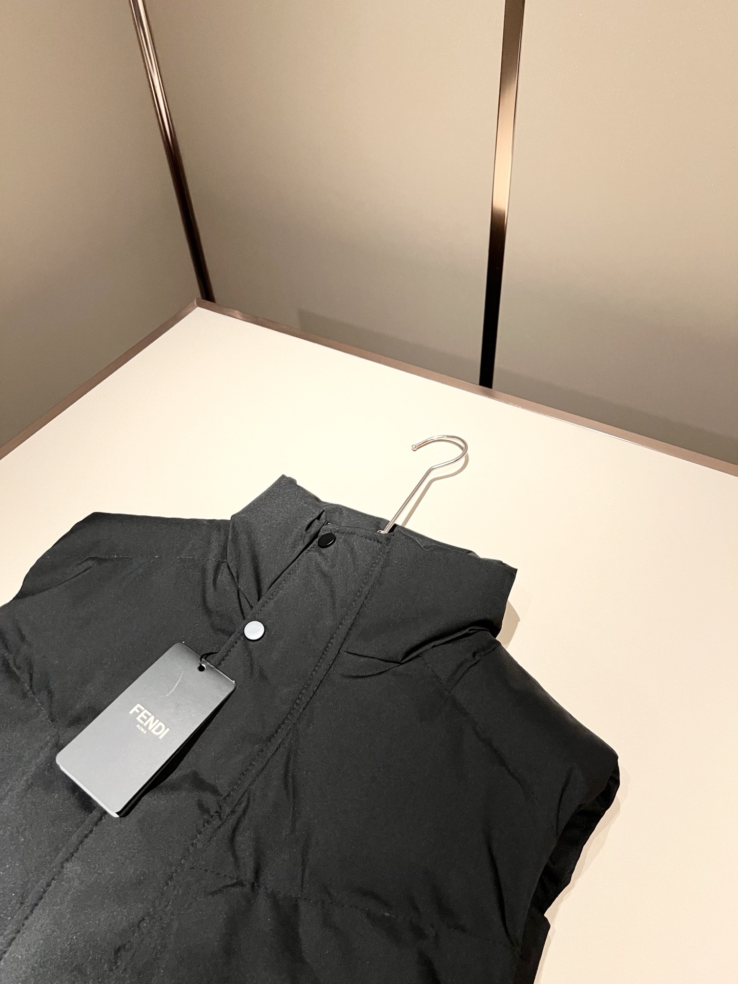 Fen*di芬*迪 原单代购精品 2025秋冬官网最新款男女同款👫羽绒马甲外套，原版订制客供聚酯纤维面料