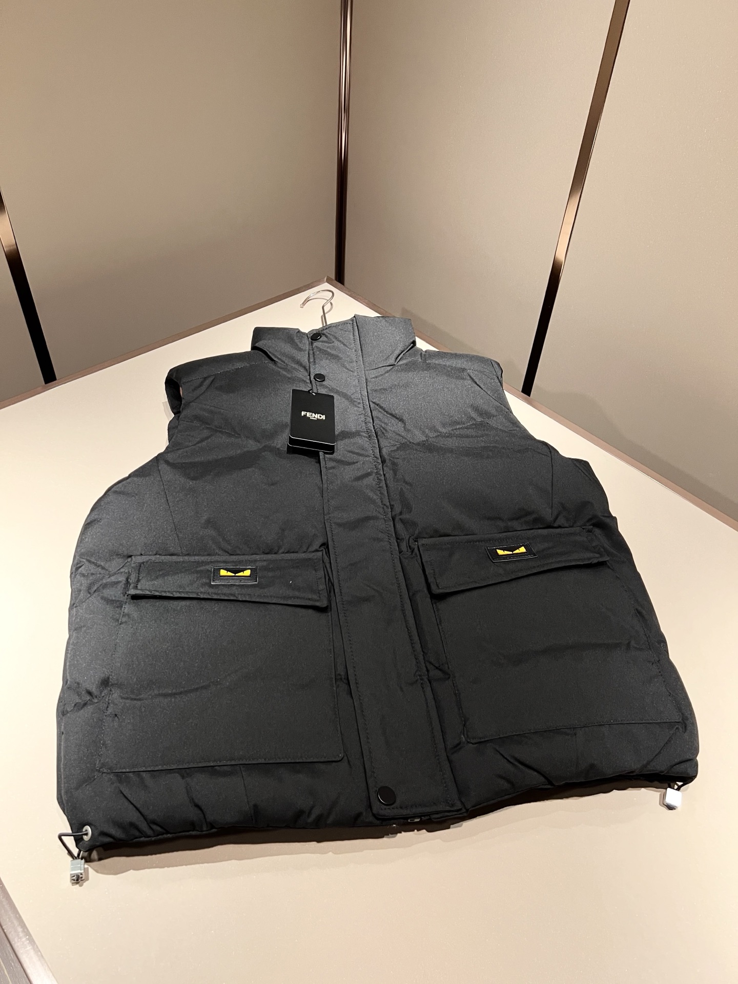 Fen*di芬*迪 原单代购精品 2025秋冬官网最新款男女同款👫羽绒马甲外套，原版订制客供聚酯纤维面料