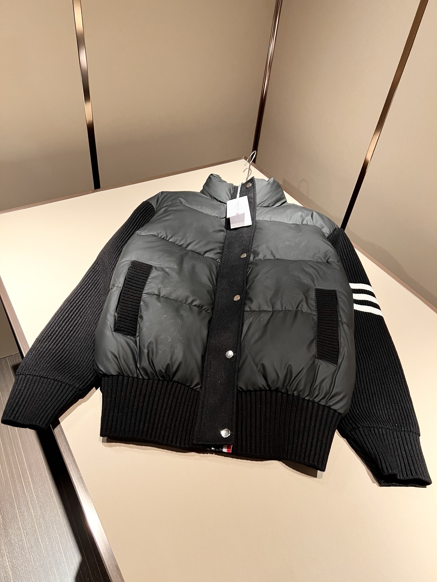 ThomBrow*e汤姆*朗2025秋冬新款连帽羽绒夹克外套！Th*m Br*wne撞色条纹织带袖子拼接