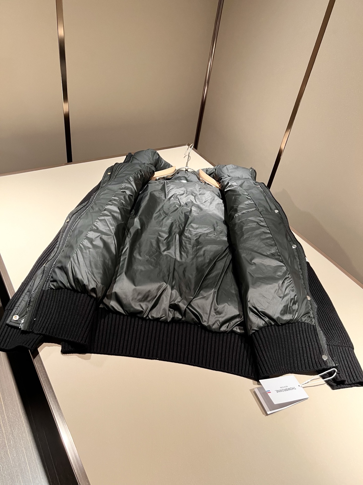 ThomBrow*e汤姆*朗2025秋冬新款连帽羽绒夹克外套！Th*m Br*wne撞色条纹织带袖子拼接