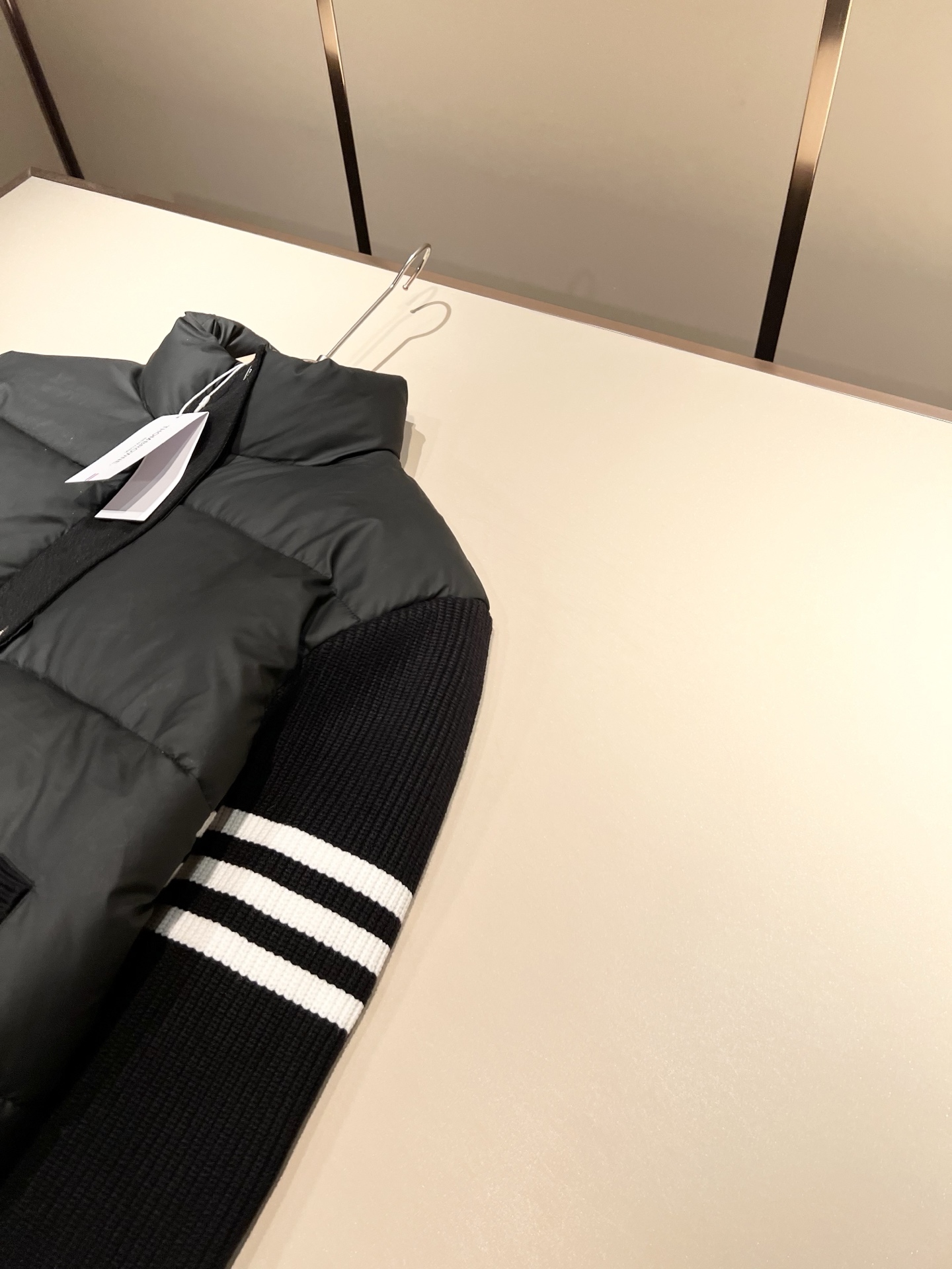 ThomBrow*e汤姆*朗2025秋冬新款连帽羽绒夹克外套！Th*m Br*wne撞色条纹织带袖子拼接