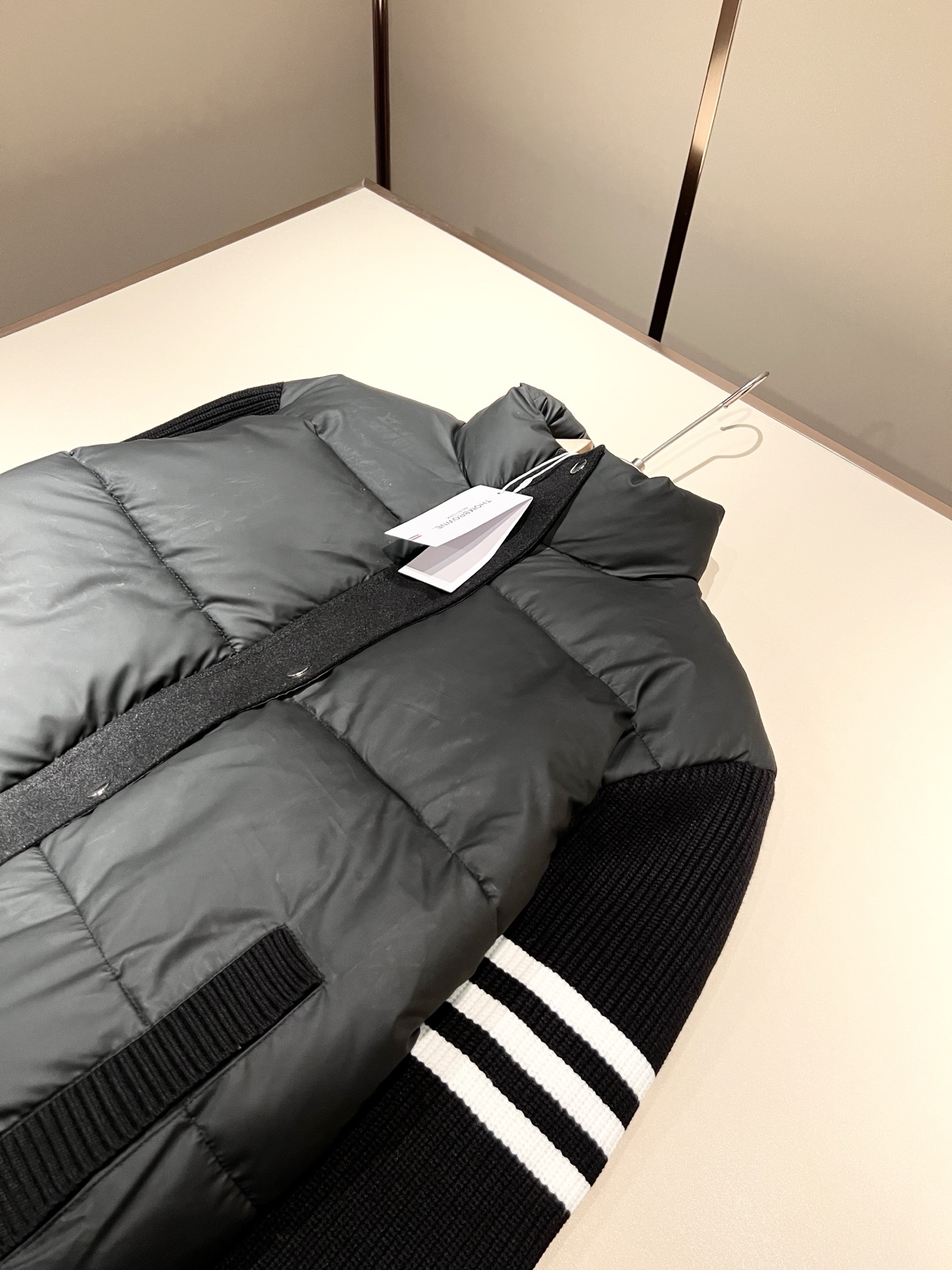 ThomBrow*e汤姆*朗2025秋冬新款连帽羽绒夹克外套！Th*m Br*wne撞色条纹织带袖子拼接