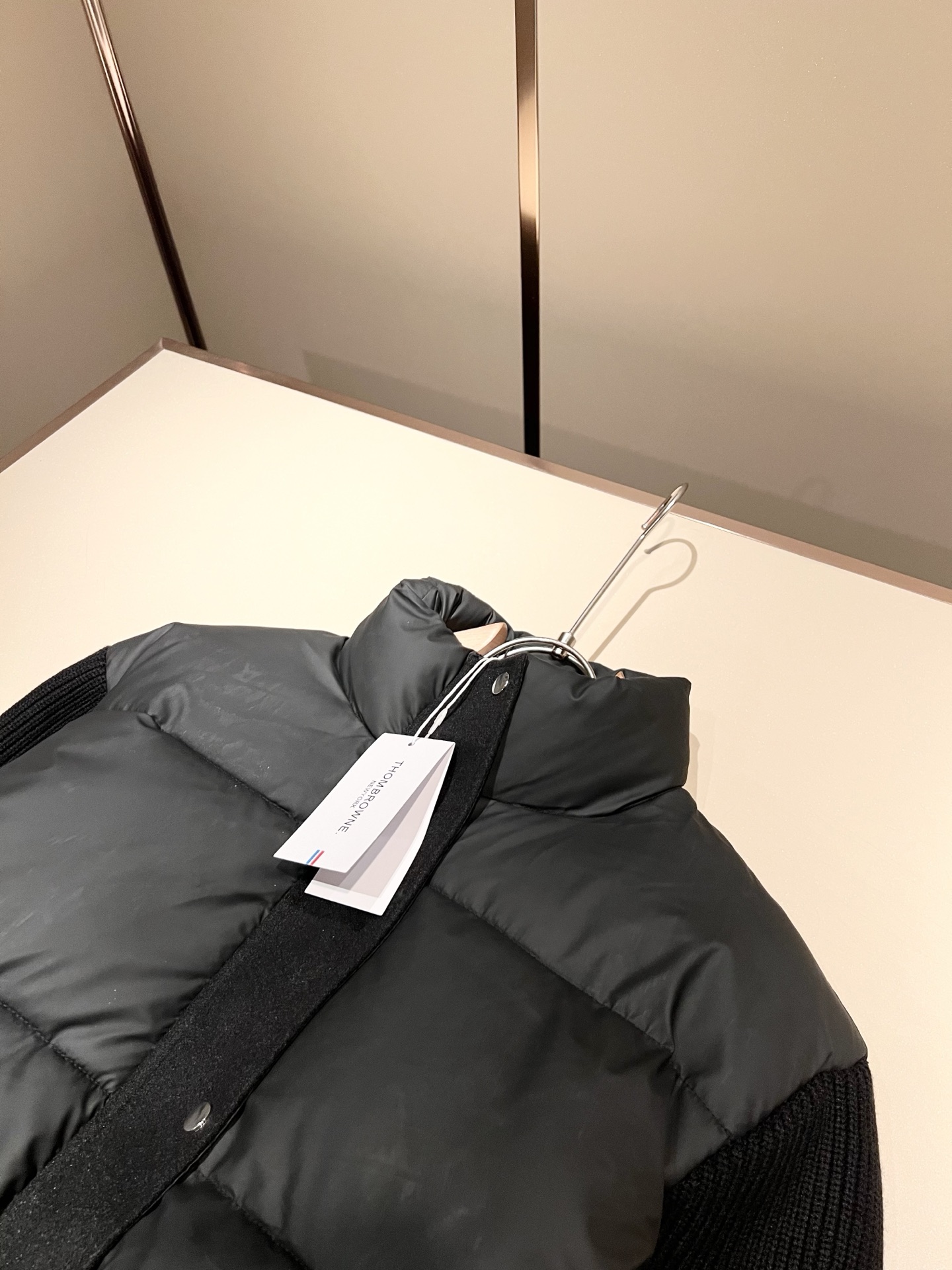 ThomBrow*e汤姆*朗2025秋冬新款连帽羽绒夹克外套！Th*m Br*wne撞色条纹织带袖子拼接