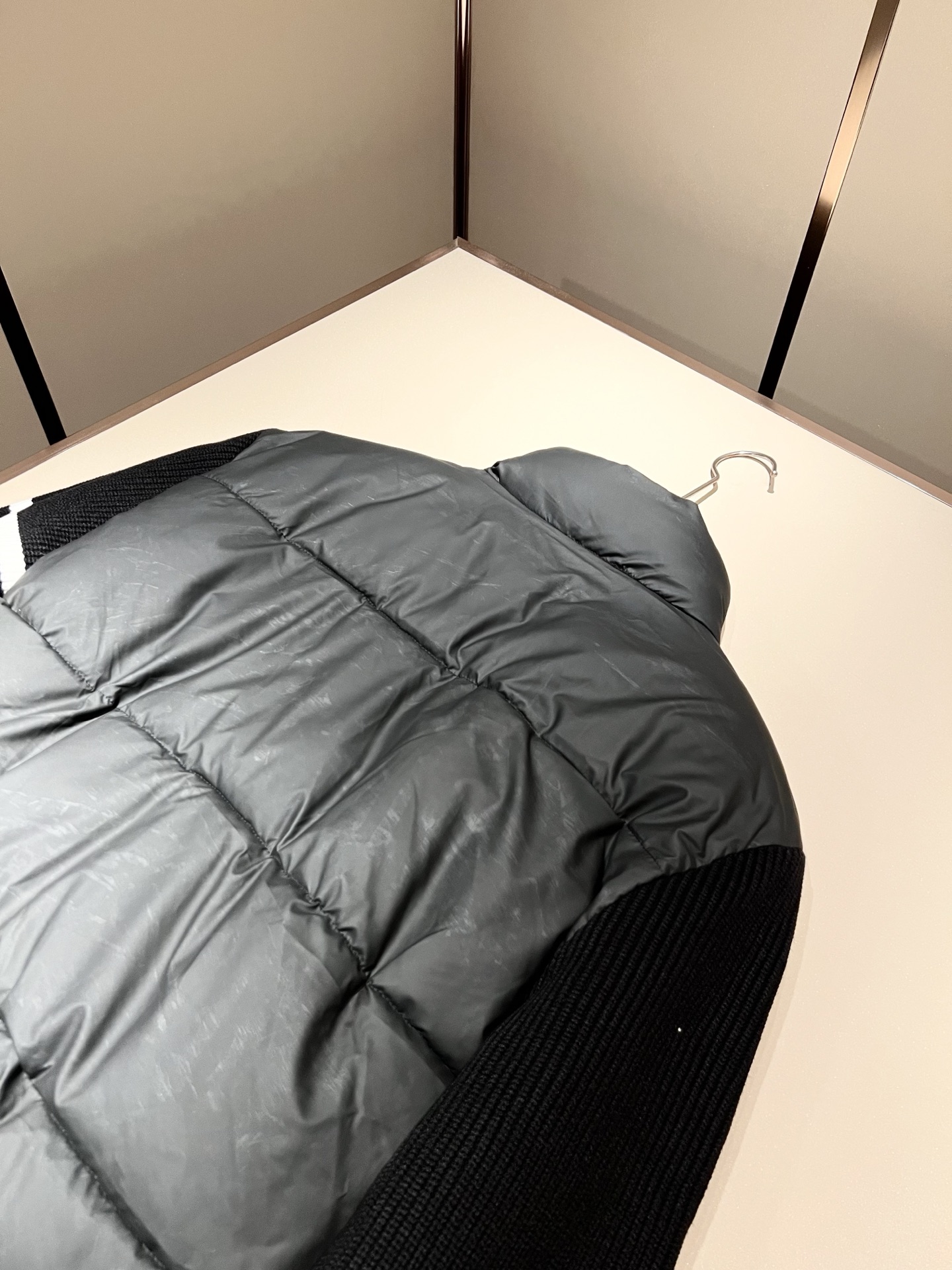 ThomBrow*e汤姆*朗2025秋冬新款连帽羽绒夹克外套！Th*m Br*wne撞色条纹织带袖子拼接