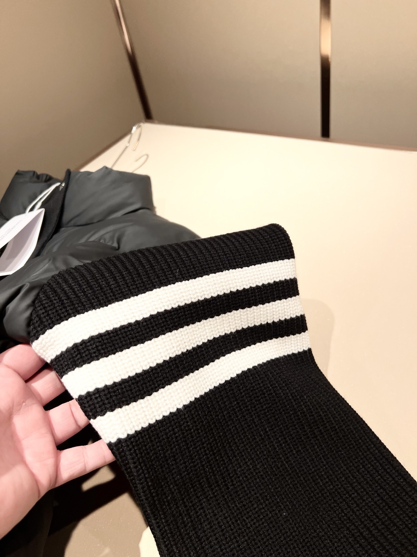 ThomBrow*e汤姆*朗2025秋冬新款连帽羽绒夹克外套！Th*m Br*wne撞色条纹织带袖子拼接