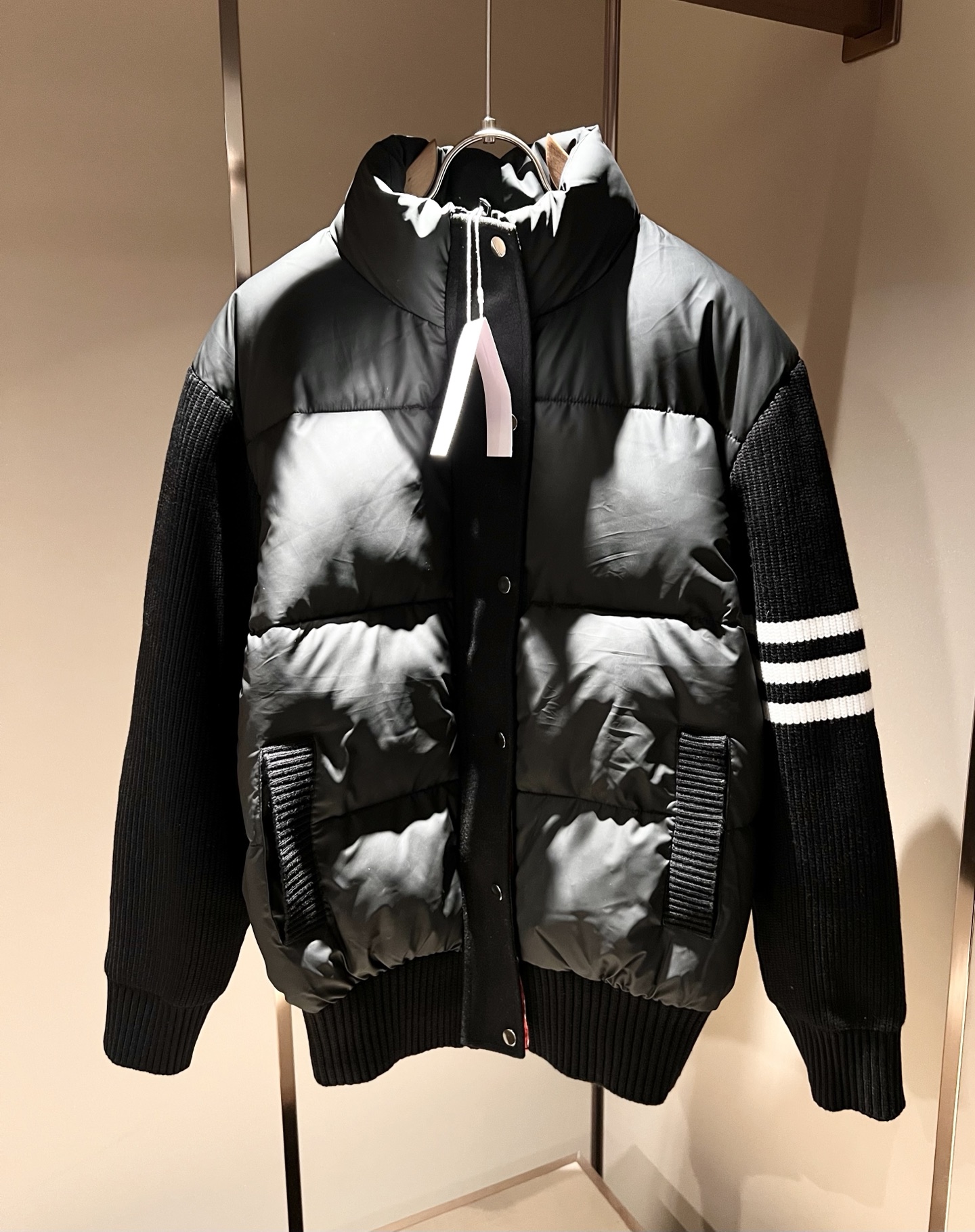 ThomBrow*e汤姆*朗2025秋冬新款连帽羽绒夹克外套！Th*m Br*wne撞色条纹织带袖子拼接