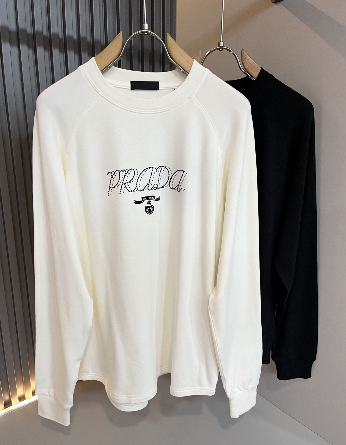 NO:594819,PRAD*A's new men's long-sleeved bottoming shirt for autumn and winter, the latest model is available exclusively on the entire network!  !  ~It is both classic and fashionable, who doesn’t love it? It shows the classic again, it is very eye-catching, and it has a low-luxury aura and recognition!  Pr*da's traditional brand concept and modern advanced technology are perfectly combined. Coupled with an extremely modern and simple design, Pr*da's exclusive logo pattern badge design!  Customized 100% imported velvet cotton fabric!  The texture of this model is quite impressive. You can tell the specifications and grades at your fingertips. The level of finesse and breathability are top-notch!  Size M-2XL,,prada,alexander wang19860909PRAD*A普*达秋冬新款男士长袖打底衫,最新款全网独家首上！！~既经典有时尚百搭,谁不爱啊,将经典再次展现,非常的耐看,自带低奢光环与辨识度！Pr*da传统的品牌理念和现代化的先进技术进行了完美结合.加上极其现代摩登风范的简约设计,p家专属logo图案徽章设计！定制百分百进口绒棉面料！此款的质感相当感人 触手便知规格档次 细腻程度与透气效果堪称顶级！尺码M-2XL,,prada,alexander wang,Men's clothing