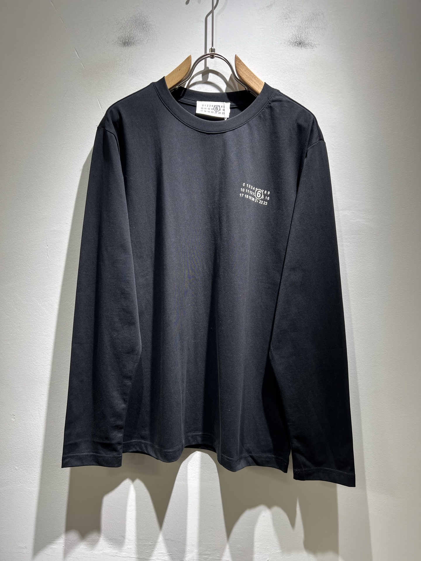 NO:594847,Maison margiel's new autumn and winter bottoming shirts are on sale at the counter at the same time!  Customized exclusive washed cotton fabric, logo embossed design on the chest!  Simple and elegant, easy to match and versatile, extremely high-grade, perfectly integrated into fashion and style, it is a top-notch fashionable style that is perfect for outer wear!  The whole thing gives people a natural feeling!  The ultimate classic versatile casual pants, customized with original pure cotton fabric!  The ultimate heavy work, the ultimate perfection!  Fans who pursue high quality should rush to buy it by themselves, and we sincerely invite all fans who know the goods to appreciate this model together!  !  Size S-3XL,,masion margiela,alexander wang19860909马吉拉 maison margiel 秋冬新款打底衫,,专柜同步发售！定制专属洗水纯棉面料,胸前logo压胶设计！简约大方,从容百搭,档次极高,完美融入时尚还有风情感一款完美符合外穿的顶尖时髦气质款！整体给人浑然天成的感觉！极致经典的百搭型休闲裤,定制原版纯棉面料！极致的重工极致的完美！追求高品质的粉丝们请自行抢购,诚邀所有识货的粉丝一同鉴赏此款！！尺码S-3XL,,masion margiela,alexander wang,Men's clothing