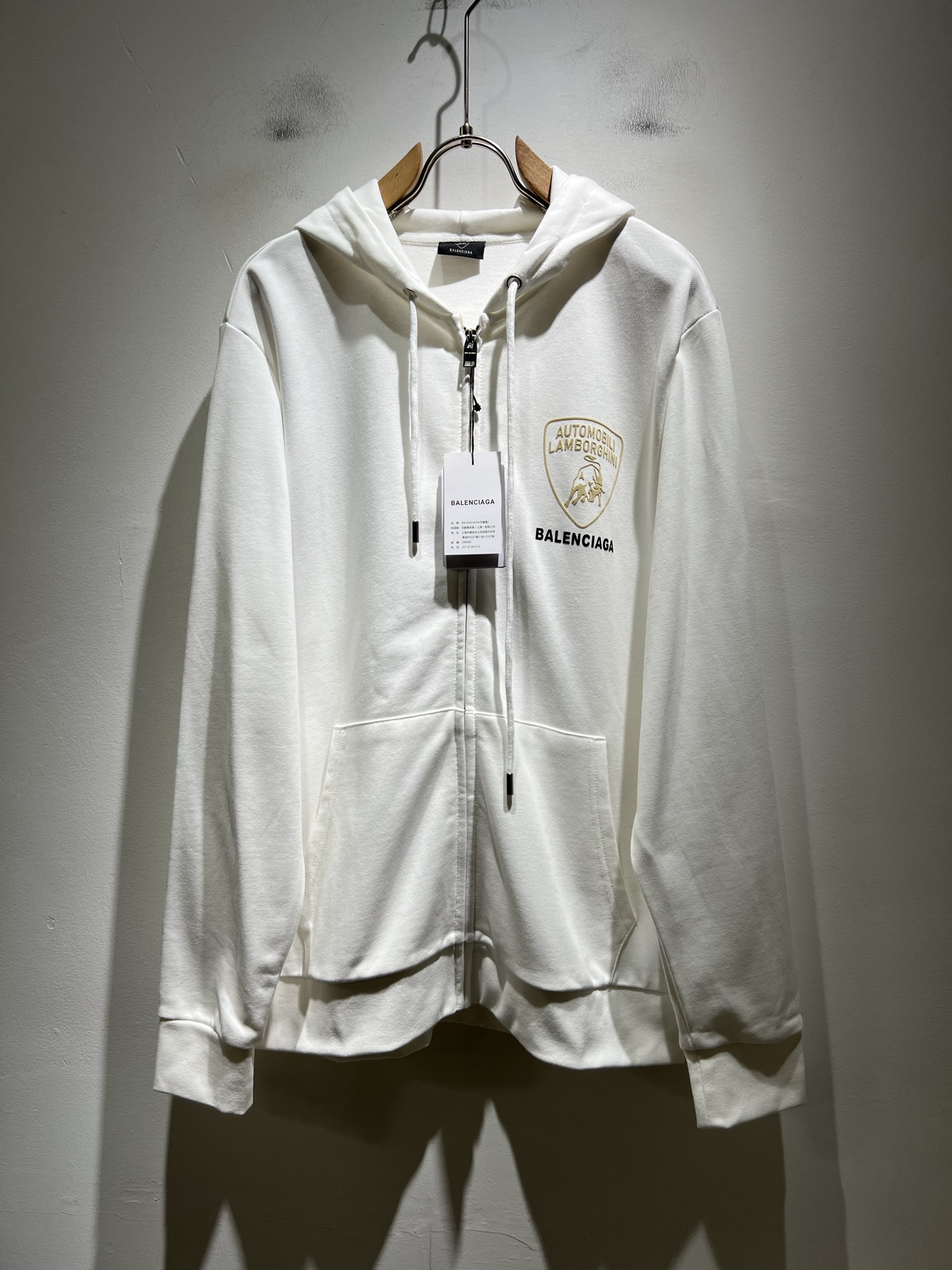 NO:594856,BALENCIA* Paris* Home's latest versatile sweatshirt for autumn and winter, same style for men and women with classic logo pattern, letter logo pattern and laminated design!  !  Trading company channels are rare and available on the official website simultaneously!  Basically every season there will be its back, and I look forward to the interpretations of all trendy men and trendy women!  This model is made of top quality pure cotton material supplied by customers!  The close-fitting feel and breathability are impeccable!  The upper body is very white and supports the skin tone!  The loose-fitting cut allows both men and women to easily match their own fashionable and high-end outfits!  Size M-3XL,,balenciaga,hoodie,sweatshirts,alexander wang19860909BALENCIA*巴黎*家 秋冬最新款百搭卫衣,男女同款经典标志图案字母logo图案压胶工艺设计！！贸易公司渠道稀出,同步官网发售！基本每一季都会有它的背影所在,期待着所有潮男潮女们的演绎！此款选用客供顶级纯棉材质打造！贴身穿着亲肤感与透气性都无法挑剔！上身非常的显白承托肤色！宽松版型裁剪,无论男女皆可轻松搭配出属于自我的时尚高级穿搭！尺码M-3XL,,balenciaga,hoodie,sweatshirts,alexander wang,Men's clothing