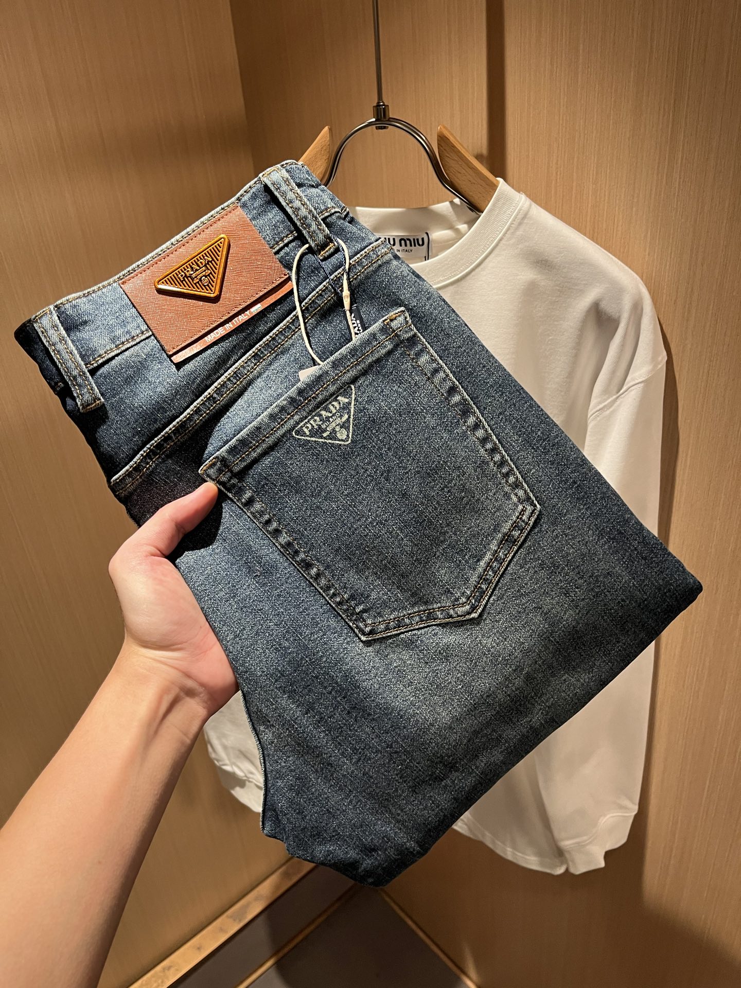 PRA*DA 普拉达 2025秋冬新品发售！牛仔高级百搭实用主义不哗众取宠！港澳台地区限定款！！立体裁剪