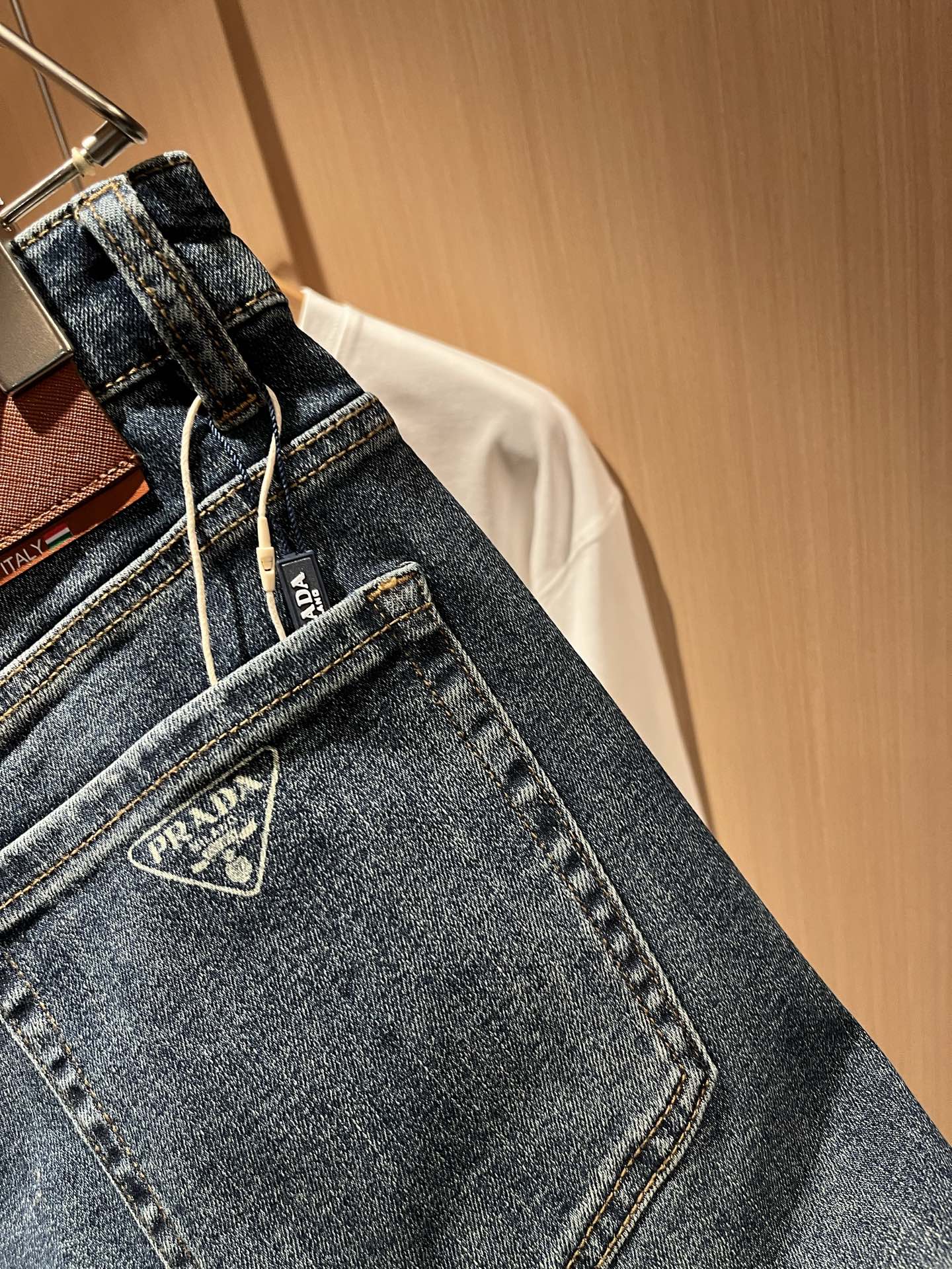 PRA*DA 普拉达 2025秋冬新品发售！牛仔高级百搭实用主义不哗众取宠！港澳台地区限定款！！立体裁剪