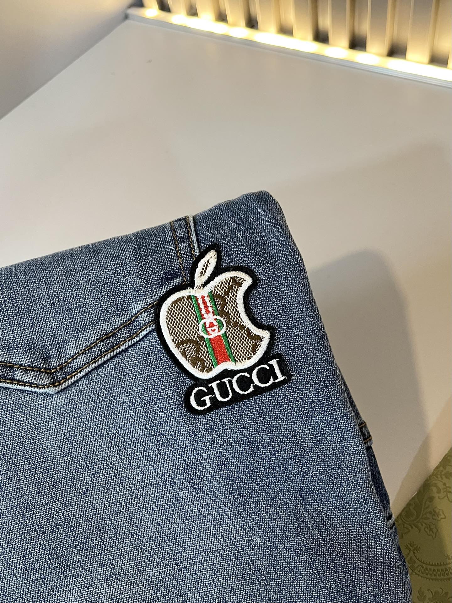 Guc*古奇 2025秋冬新品男士高端休闲百搭四季通勤修身剪裁牛仔裤！对于粉丝来说，这样大气的经典设计足