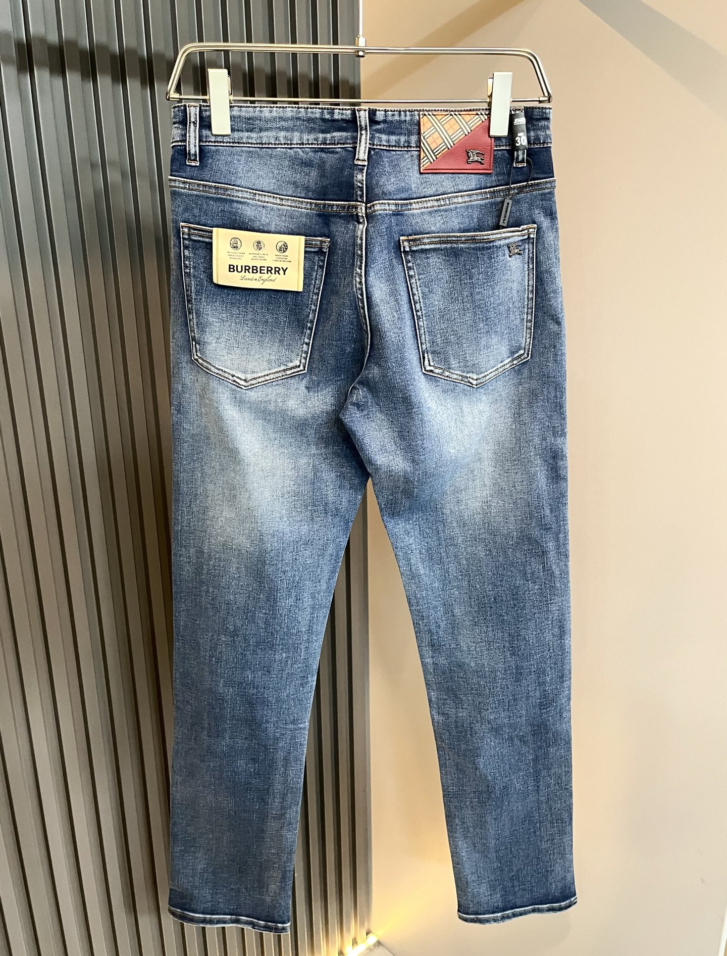 BURBER*Y巴*莉 2025秋冬新品男士高端休闲百搭牛仔裤！对于BUR粉丝来说，这样大气的经典设计足