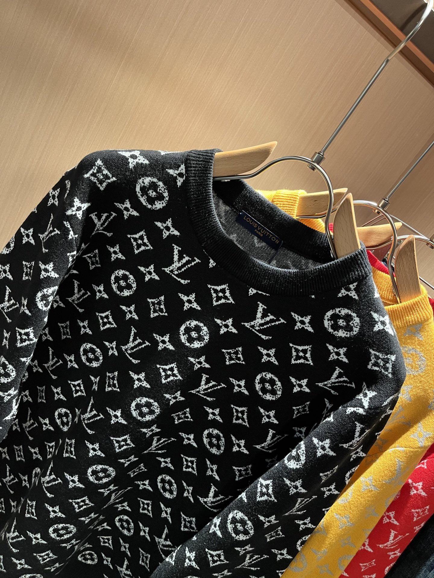 Louis Vuit*on 2025秋冬路易家族轻奢Monogram钩织针织羊毛衫！男女同款👫装饰！ 路