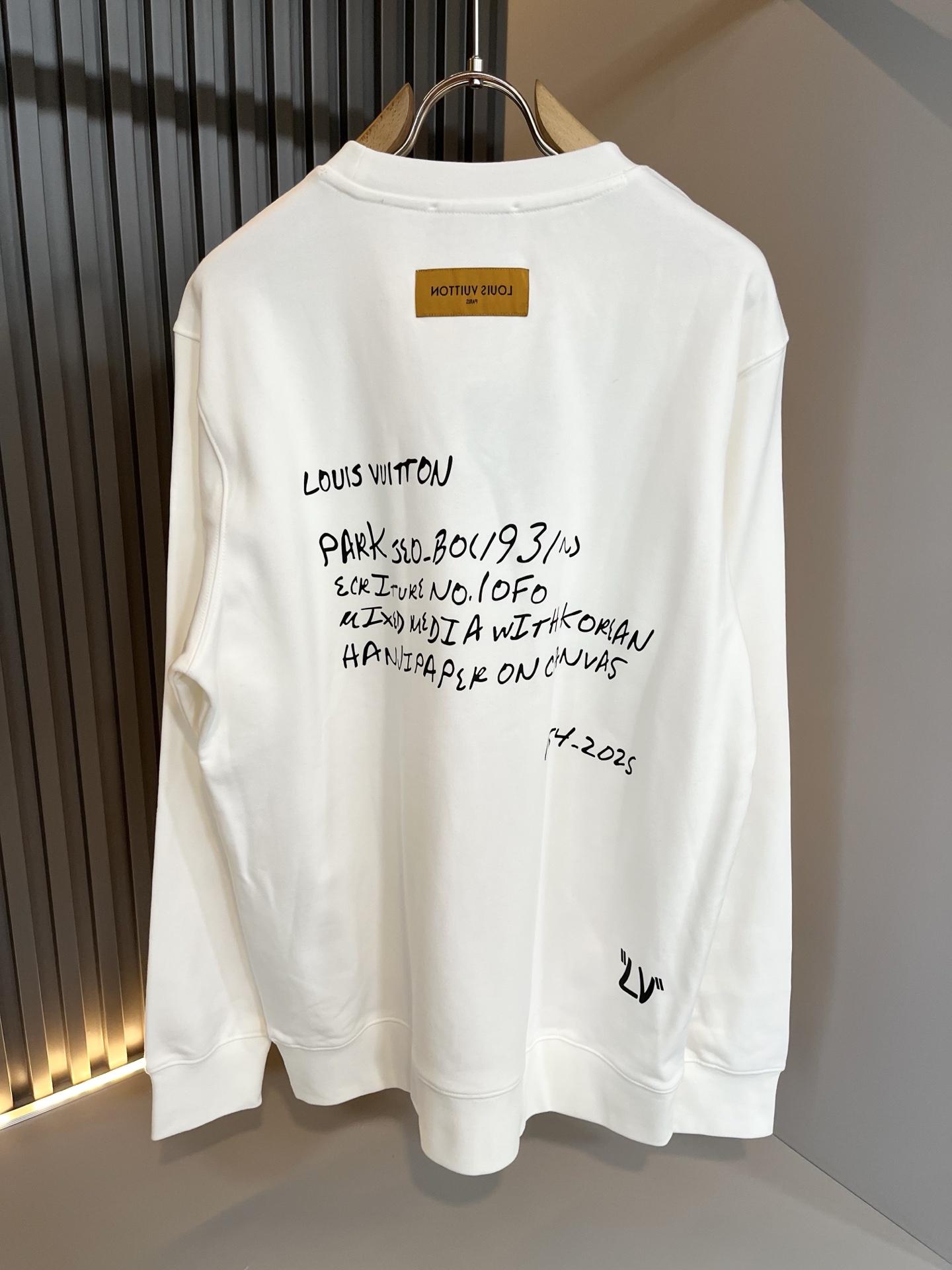 LouisVuitt*路易*登 2025卫衣全新系列单品上线，非常时髦前卫的一款男女同款短袖T恤，标识l