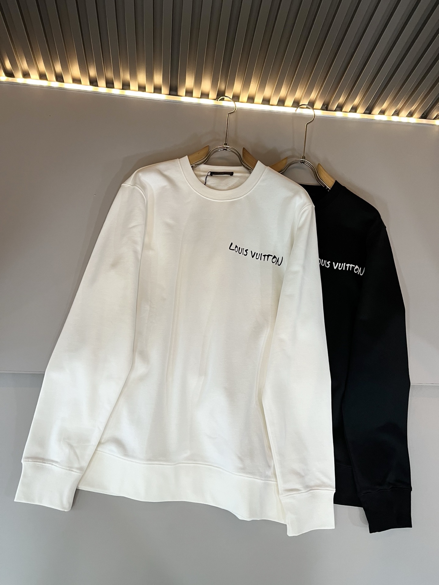 LouisVuitt*路易*登 2025卫衣全新系列单品上线，非常时髦前卫的一款男女同款短袖T恤，标识l