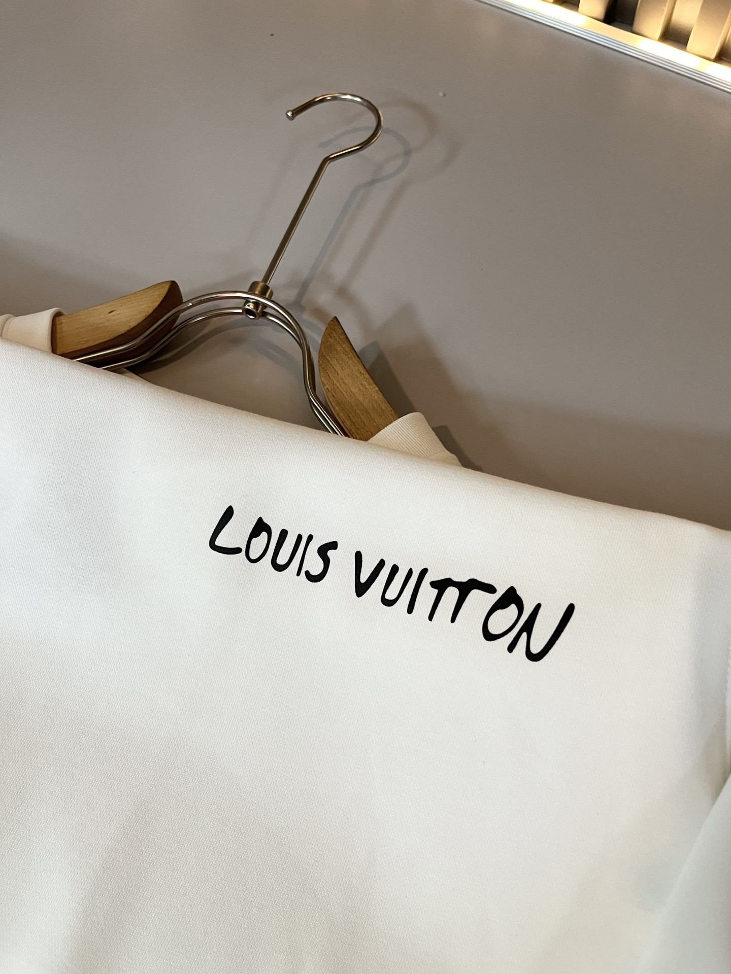 LouisVuitt*路易*登 2025卫衣全新系列单品上线，非常时髦前卫的一款男女同款短袖T恤，标识l