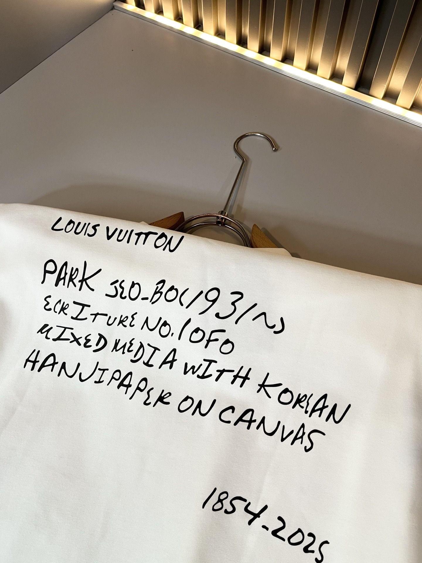 LouisVuitt*路易*登 2025卫衣全新系列单品上线，非常时髦前卫的一款男女同款短袖T恤，标识l