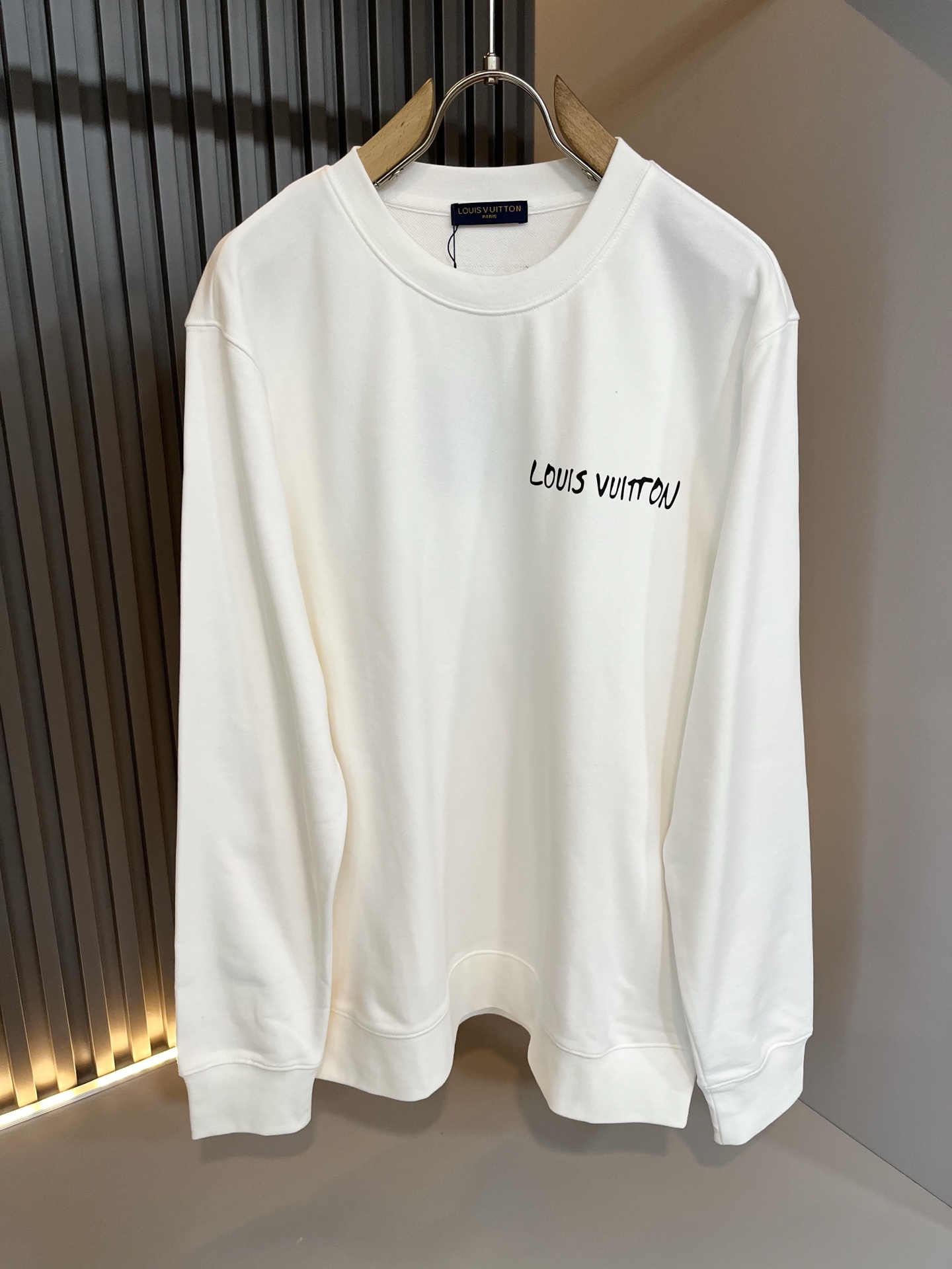 LouisVuitt*路易*登 2025卫衣全新系列单品上线，非常时髦前卫的一款男女同款短袖T恤，标识l