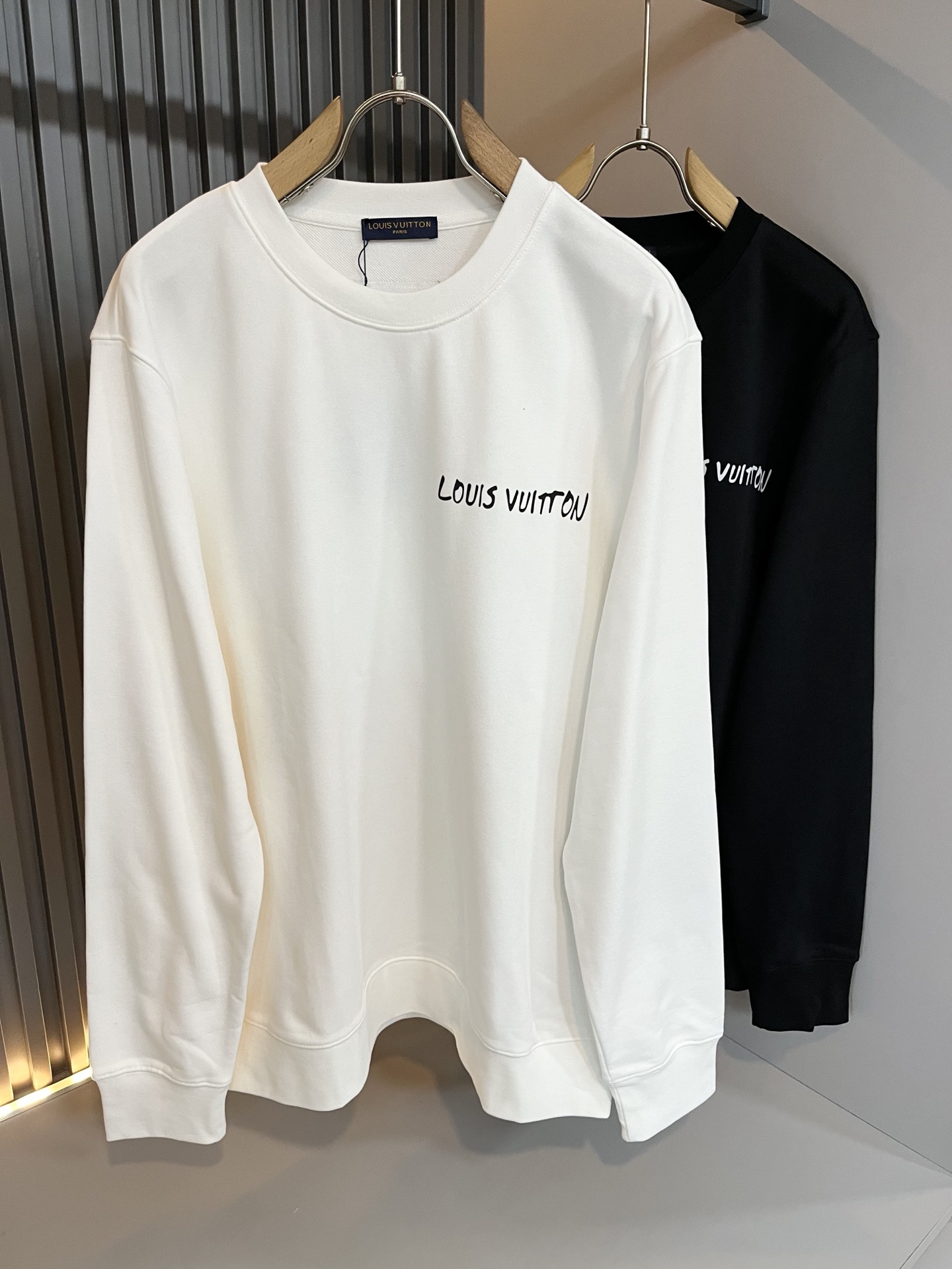 LouisVuitt*路易*登 2025卫衣全新系列单品上线，非常时髦前卫的一款男女同款短袖T恤，标识l