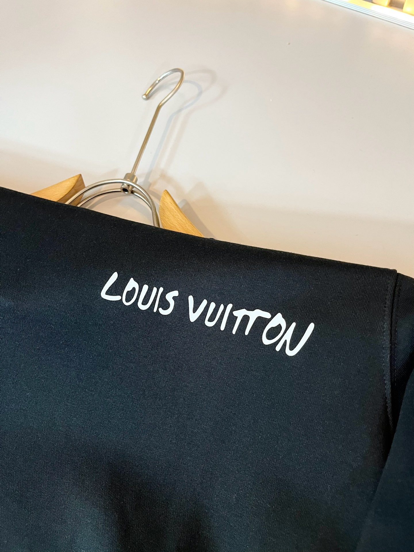 LouisVuitt*路易*登 2025卫衣全新系列单品上线，非常时髦前卫的一款男女同款短袖T恤，标识l