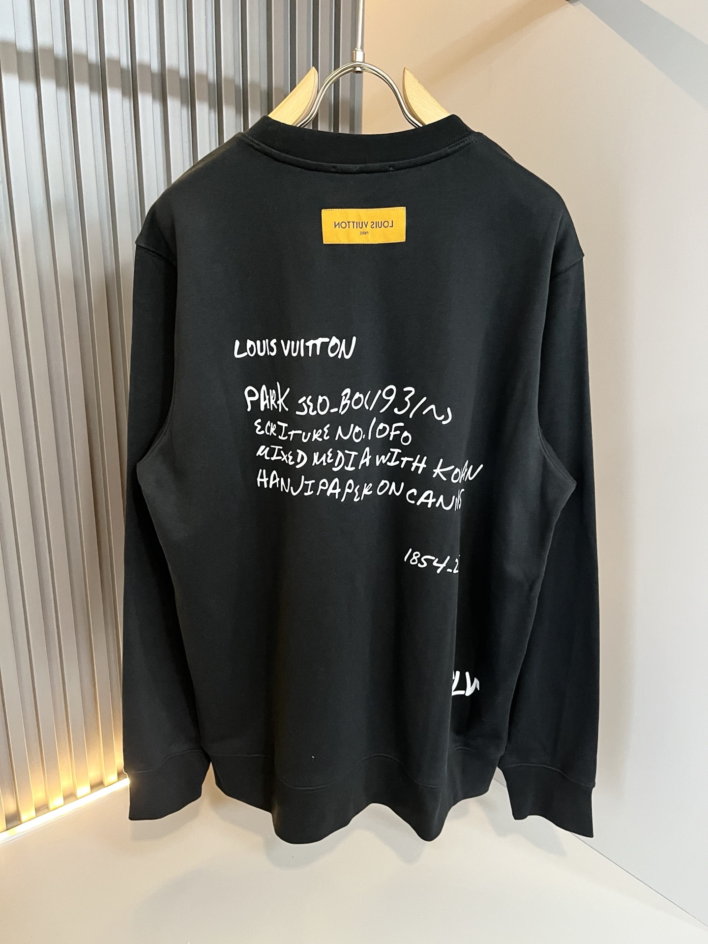 LouisVuitt*路易*登 2025卫衣全新系列单品上线，非常时髦前卫的一款男女同款短袖T恤，标识l