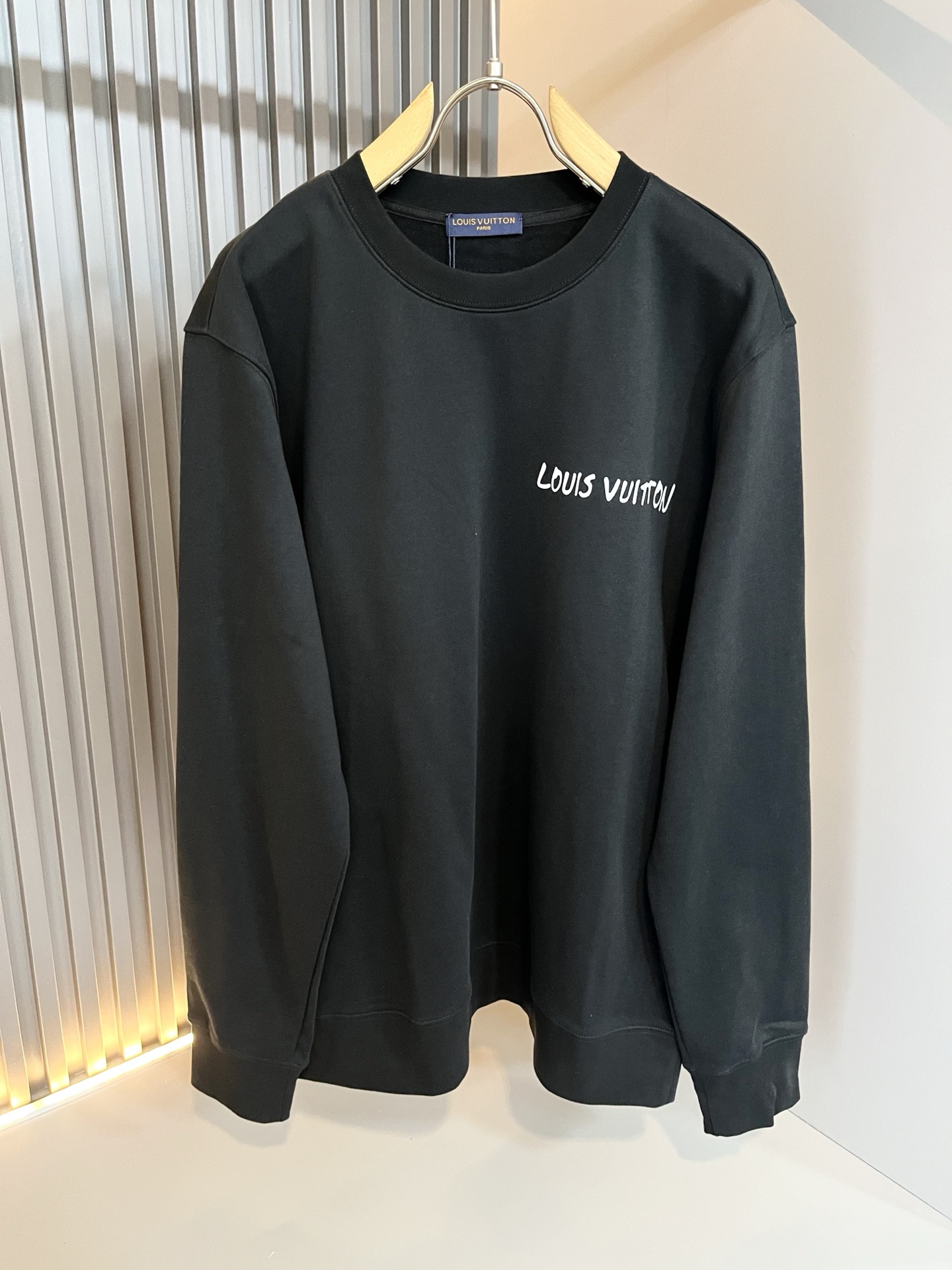 LouisVuitt*路易*登 2025卫衣全新系列单品上线，非常时髦前卫的一款男女同款短袖T恤，标识l