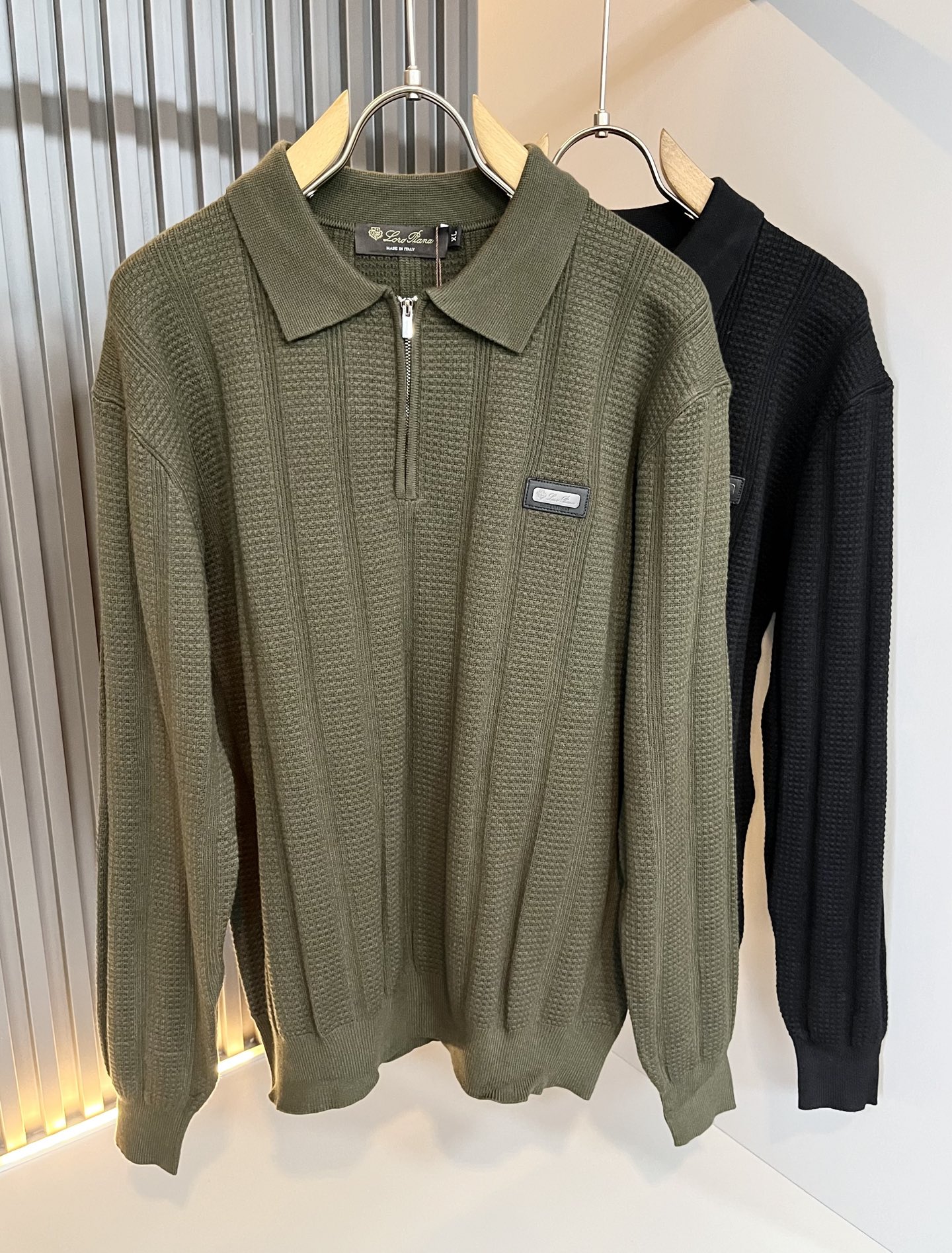 NO:594830,Loro Piana's latest trade order knitted woolen sweaters for men in fall and winter, all in good condition!  !  The upper body is comfortable and breathable, not stiff, and the overall body has a rich three-dimensional sense. Quality export order, logo pattern hardware design on the chest!  The tailoring of the exclusive knitted wool fabric meets the simple needs of commuters. The upper body effect is very good, slimming, and not picky about the figure. The workmanship of the fabric... is impeccable. Only good craftsmanship and good fabrics can make you wear a good taste. It is a must-have item for everyone!  Size M-4XL,,loro piana,alexander wang19860909Loro Piana诺悠翩雅 秋冬男士最新的贸易订单针织羊毛衫,全品相！！上身舒适透气,不僵硬,整体有着丰富的立体感,品质出口订单,胸前logo图案五金设计！定制专属针织羊毛面料剪裁,满足通勤人们对于着装的简约需求,上身效果很好,显瘦,不挑剔身材.面料做工....无可挑剔,好工艺好面料才能穿出好品味一款,人手必备单品！尺码M-4XL,,loro piana,alexander wang,Men's clothing