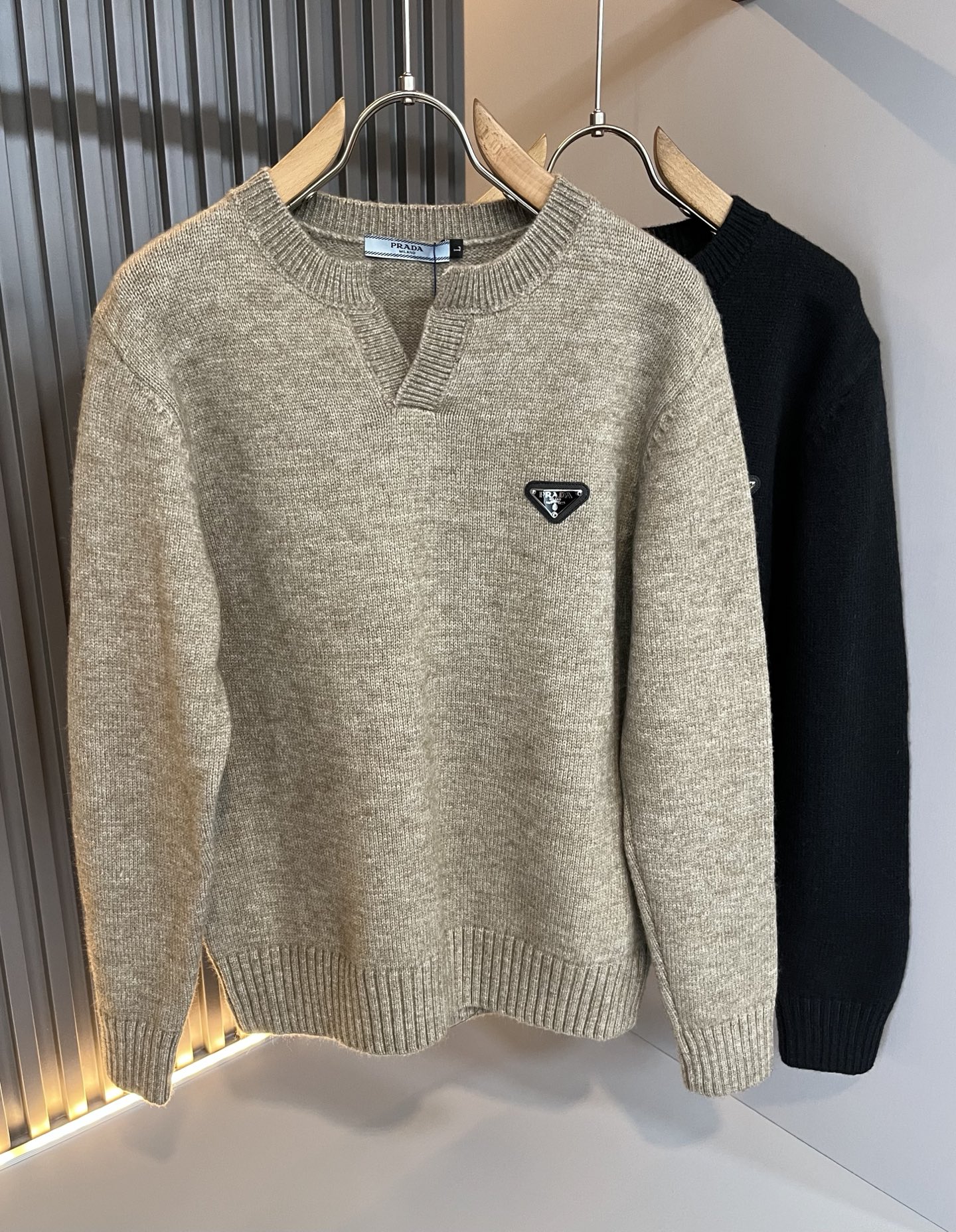 NO:594824,PRAD*A's new autumn and winter men's knitted woolen sweaters, the latest model is available exclusively on the entire network!  !  ~It is both classic and fashionable, who doesn’t love it? It shows the classic again, it is very eye-catching, and it has a low-luxury aura and recognition!  Pr*da's traditional brand concept and modern advanced technology are perfectly combined. Coupled with an extremely modern and simple design, Pr*da's exclusive three-dimensional logo pattern badge design!  Customized 100% imported wool fabric!  The texture of this model is quite impressive. You can tell the specifications and grades at your fingertips. The level of finesse and breathability are top-notch!  Size M-4XL,,prada,alexander wang19860909PRAD*A普*达秋冬新款男士针织羊毛衫,最新款全网独家首上！！~既经典有时尚百搭,谁不爱啊,将经典再次展现,非常的耐看,自带低奢光环与辨识度！Pr*da传统的品牌理念和现代化的先进技术进行了完美结合.加上极其现代摩登风范的简约设计,p家专属立体标识logo图案徽章设计！定制百分百进口羊毛面料！此款的质感相当感人 触手便知规格档次 细腻程度与透气效果堪称顶级！尺码M-4XL,,prada,alexander wang,Men's clothing