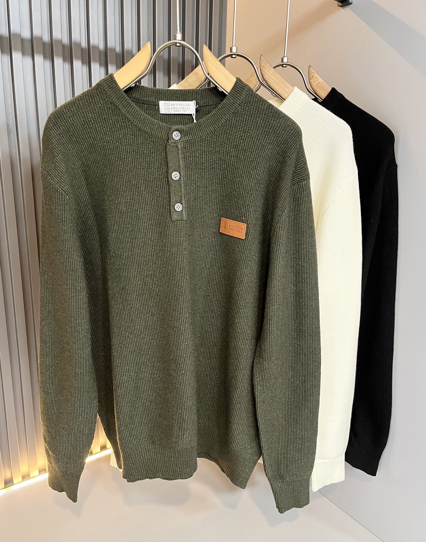 NO:594838,BC-Brunello Cucineli's new autumn and winter knitted wool cardigan, the latest fashion trend effect, fashionable new charm, elements and modern trendy high street style are integrated into the 'Tianguan work', a full-looking item. Knitted wool fabric is supplied to customers!  Logo leather pattern design on the chest!  It feels smooth and delicate, and the breathability and comfort are impeccable. The simple and stylish design comes from the latest fashion techniques, highlighting the avant-garde unique personality. A must-have item for fashionistas that expresses the meticulous fashion atmosphere of the new season. Same style for men and women. Sizes M-4XL, brunello cucinelli, alexander wang19860909BC-Brunello Cucineli 秋冬新款针织羊毛开衫,最新时尚潮流效果,时尚新韵味,元素及现代潮流的高街风格融合一起的“天官之作”,颜值十足的单品.客供针织羊毛面料！胸前logo皮革图案设计！手感顺滑细腻,着身的透气舒适感无可挑剔.简约时尚的版型设计来源于潮流时尚的最新手法,彰显前卫独特个性.时尚达人的必备单品表达全新季度一丝不苟的时尚气息.男女同款.尺码M-4XL,,brunello cucinelli,alexander wang,Men's clothing