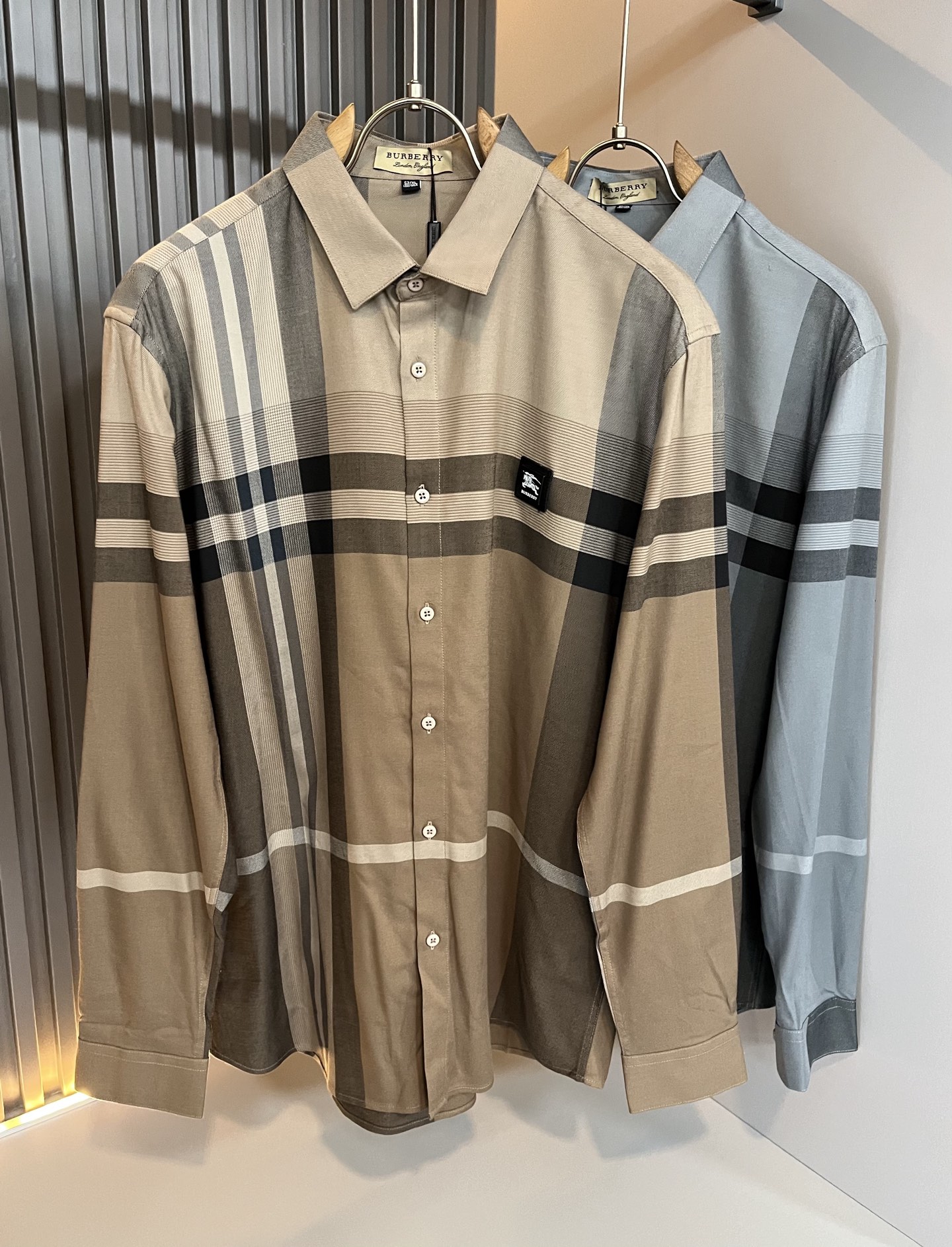 NO:594813,Bur*erry's new fall and winter men's plaid shirt, the brand's latest design elements!  It’s neither monotonous nor complicated, just the right amount to show off your taste!  Customized poplin cotton fabric for customers!  Comfortable, sweat-absorbent and breathable are not a problem at all. The unique luxury feel of the fabric presents a simple and elegant temperament!  Full three-dimensional! Standard cutting design!  Every detail is in sync with high-end fashion. Sizes: M-4XL, burberry, alexander wang19860909Bur*erry 巴*莉 秋冬新款男士格子衬衣,品牌最新设计元素！既不单调也不复杂,恰到好处的展现品味！客供定制府绸棉面料！舒适吸汗透气根本不在话下,面料独具的高奢感呈现简约优雅气质！饱满立体!标准裁剪设计！每一处细节都是与高端时尚同步的体现.尺码:M-4XL,,burberry,alexander wang,Men's clothing