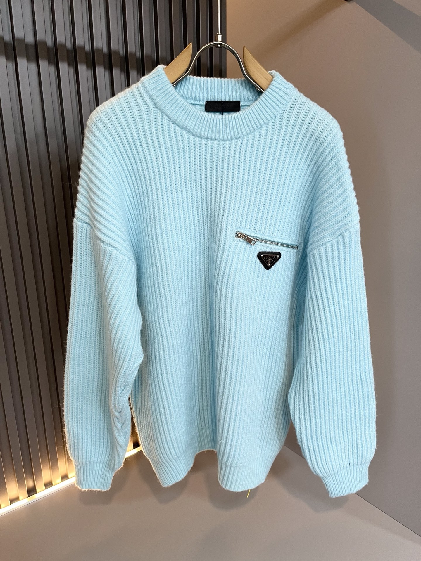 PRAD*A普*达2025秋冬新款男士针织羊毛衫，最新款全网独家首上！！~既经典有时尚百搭，谁不爱啊，将