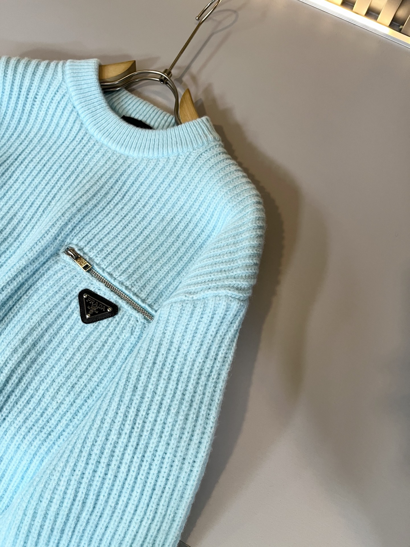 PRAD*A普*达2025秋冬新款男士针织羊毛衫，最新款全网独家首上！！~既经典有时尚百搭，谁不爱啊，将