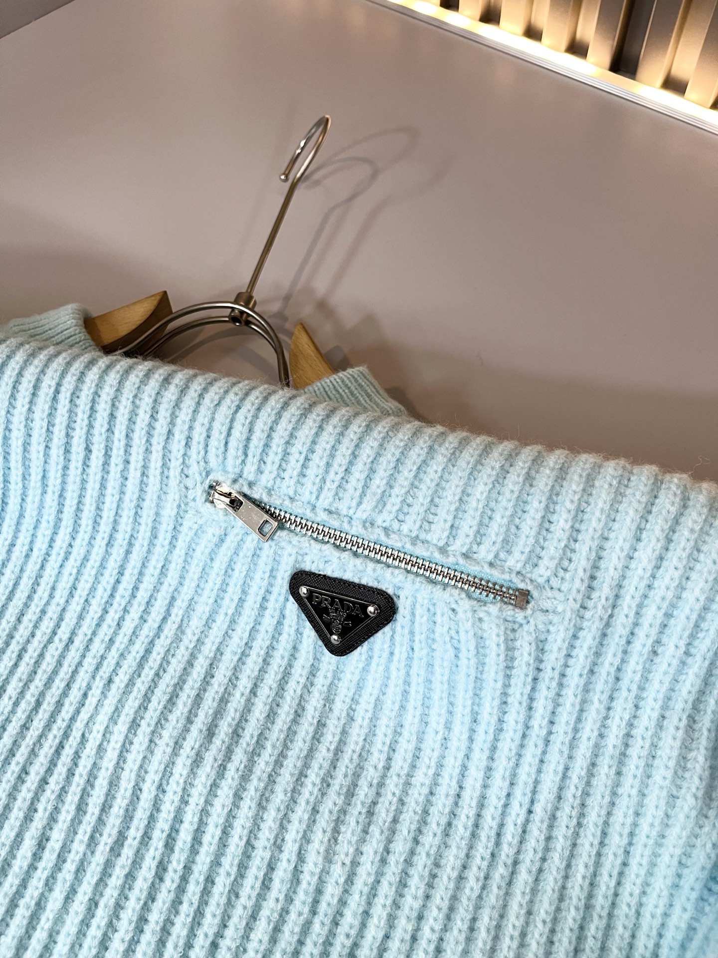 PRAD*A普*达2025秋冬新款男士针织羊毛衫，最新款全网独家首上！！~既经典有时尚百搭，谁不爱啊，将